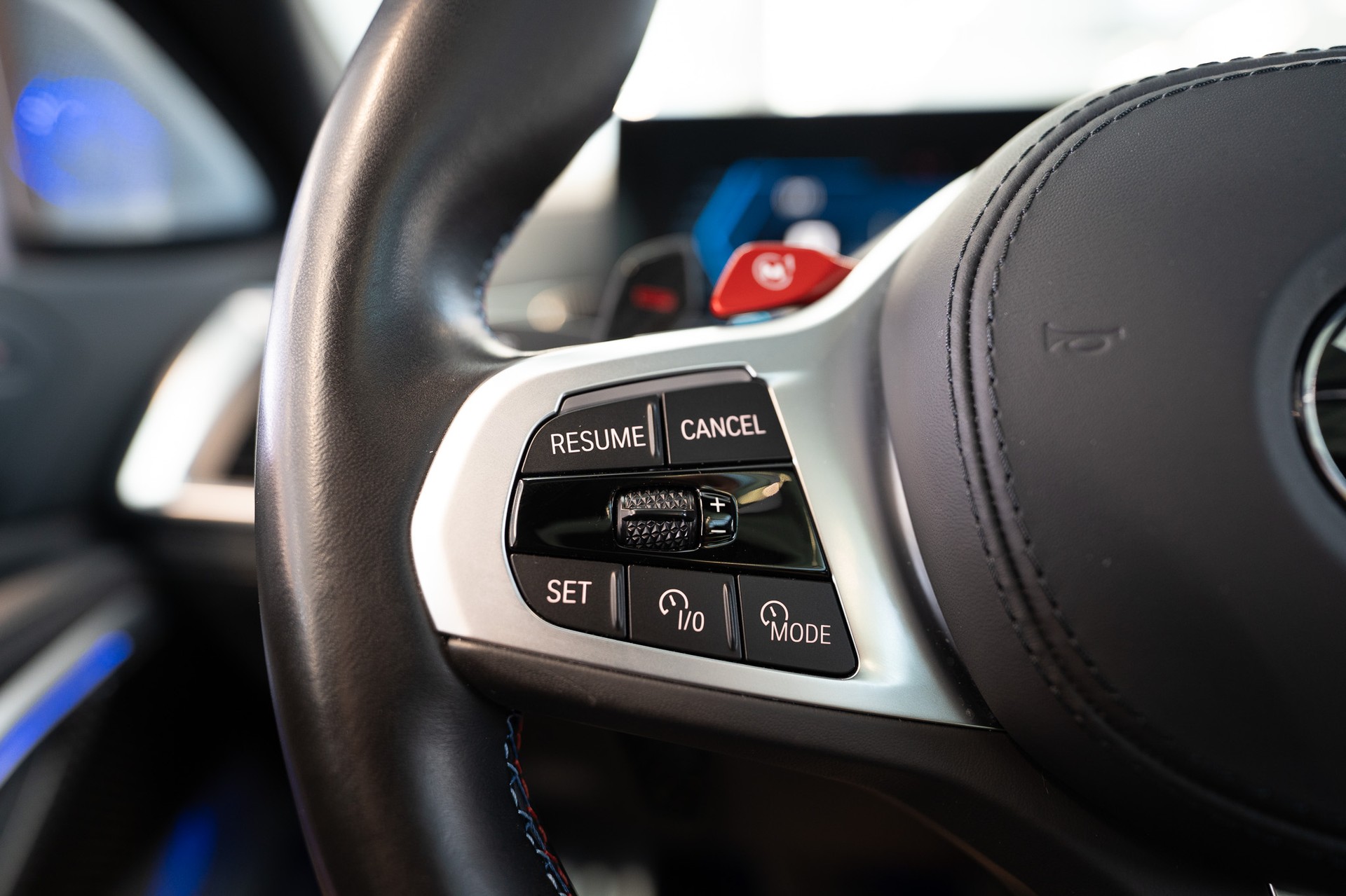 BMW X6 M Competition / Panorama-Schiebedach / Head-Up Display / 360° Kamera / Bowers & Wilkins Sound-image-25