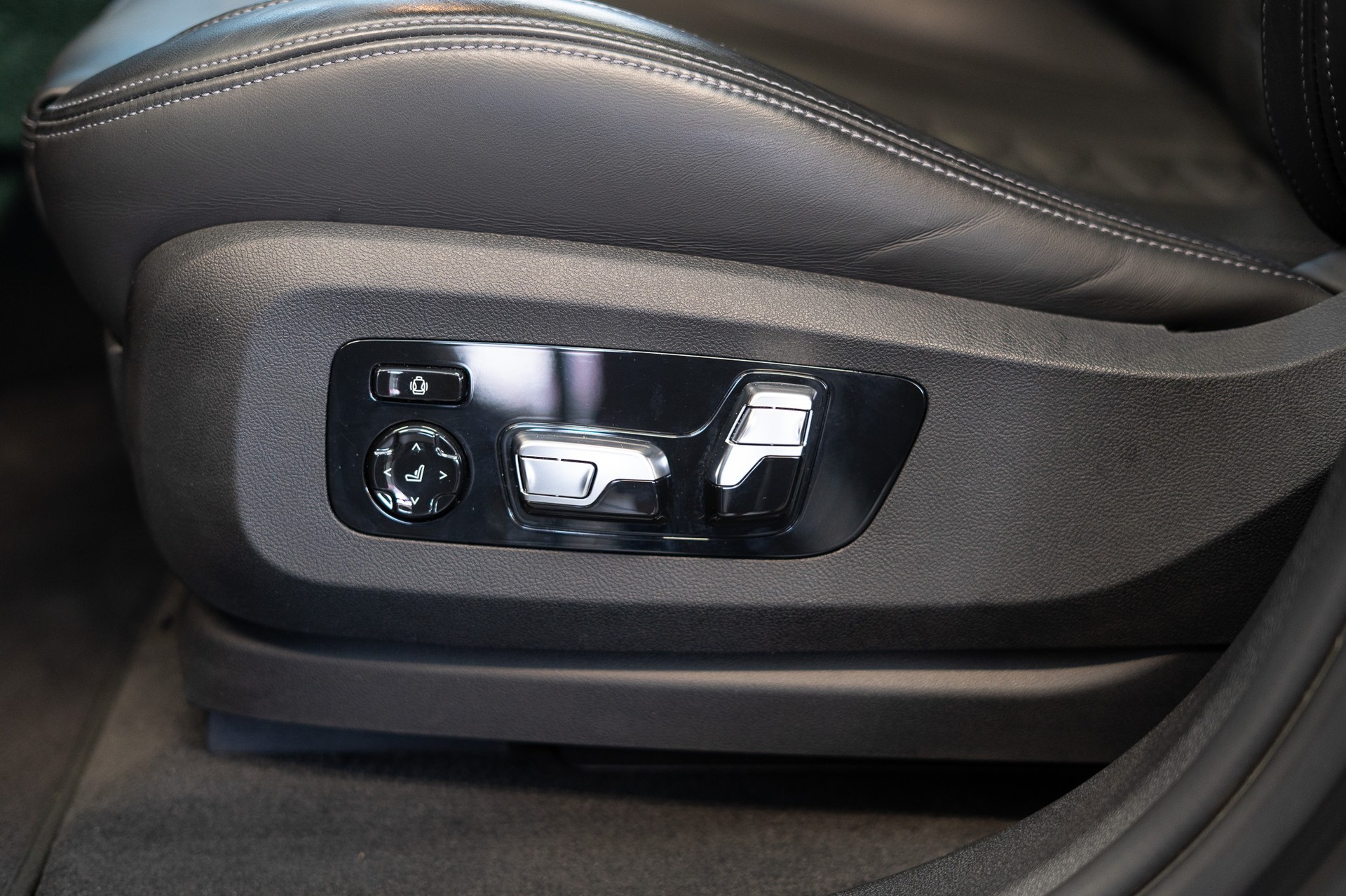 BMW X6 M Competition / Panorama-Schiebedach / Head-Up Display / 360° Kamera / Bowers & Wilkins Sound-image-18