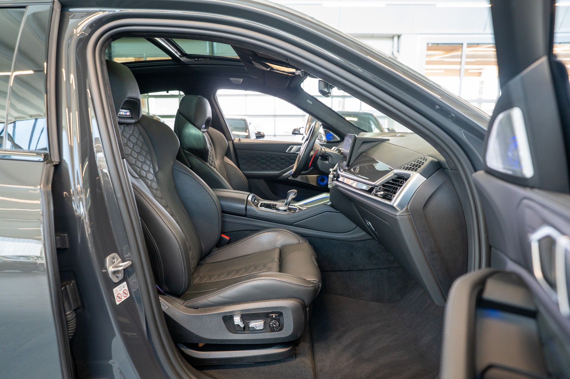 BMW X6 M Competition / Panorama-Schiebedach / Head-Up Display / 360° Kamera / Bowers & Wilkins Sound-image-14