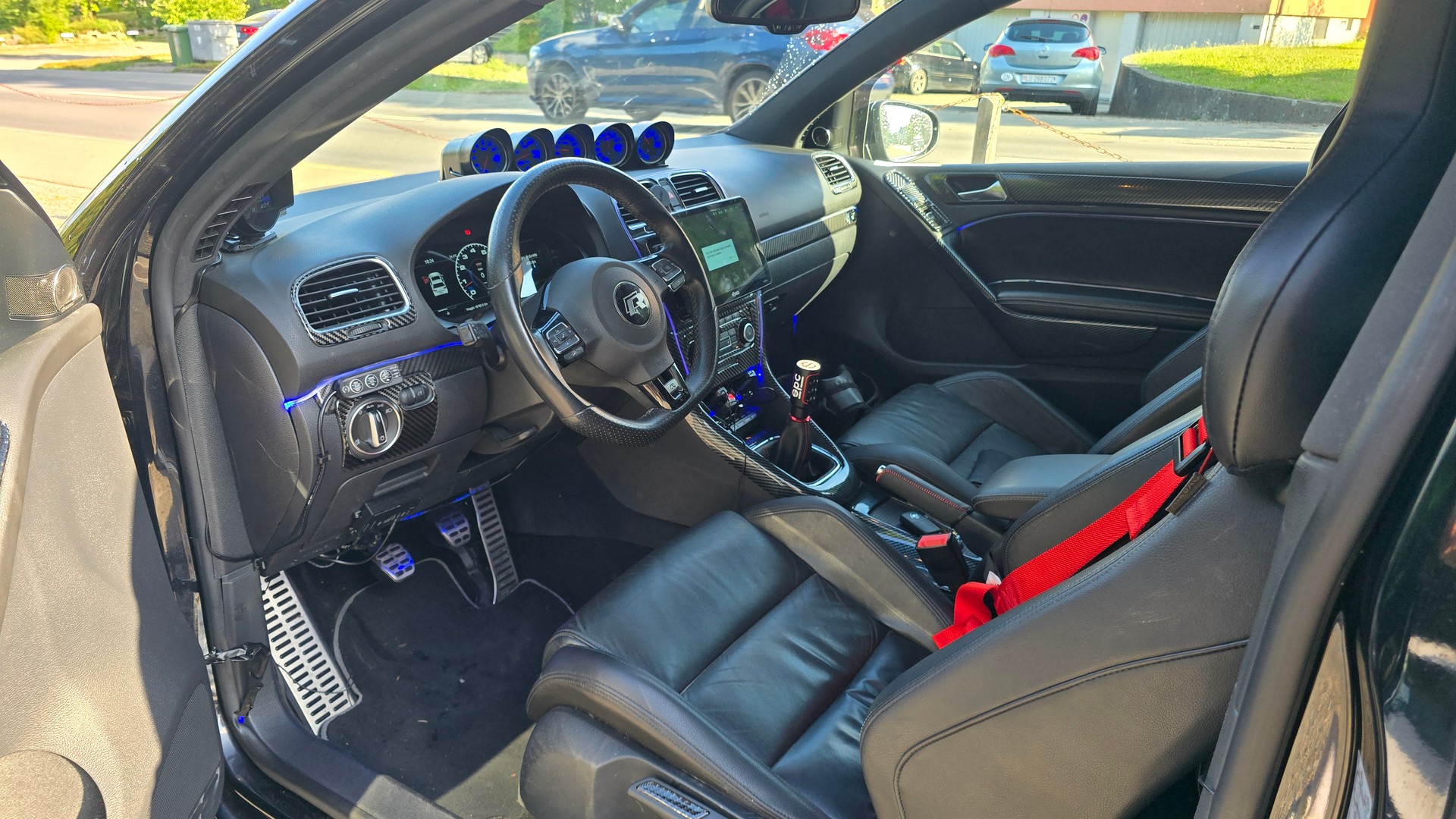 VW Golf 2.0 TSI R 4Motion-image-8