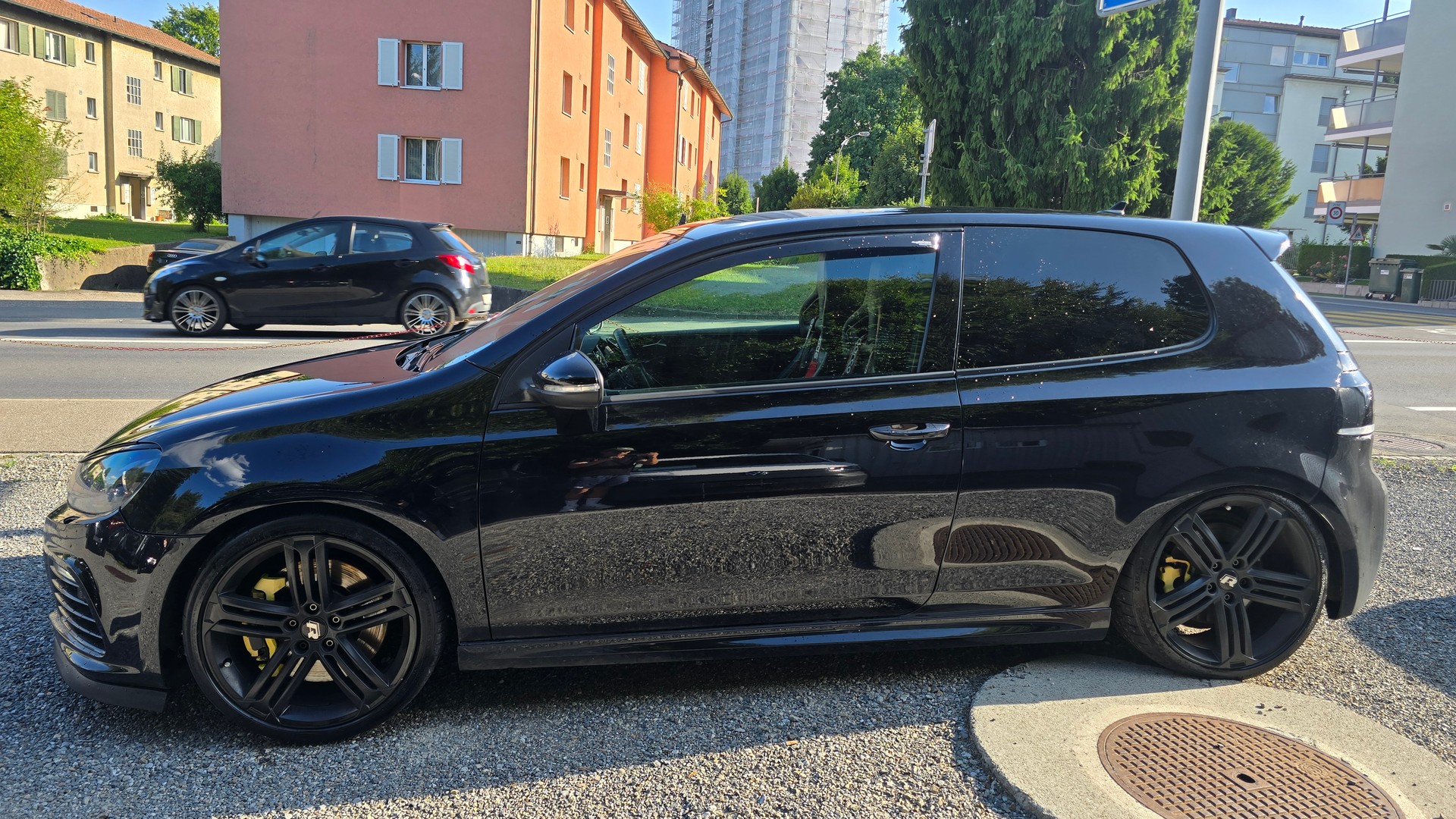 VW Golf 2.0 TSI R 4Motion-image-3