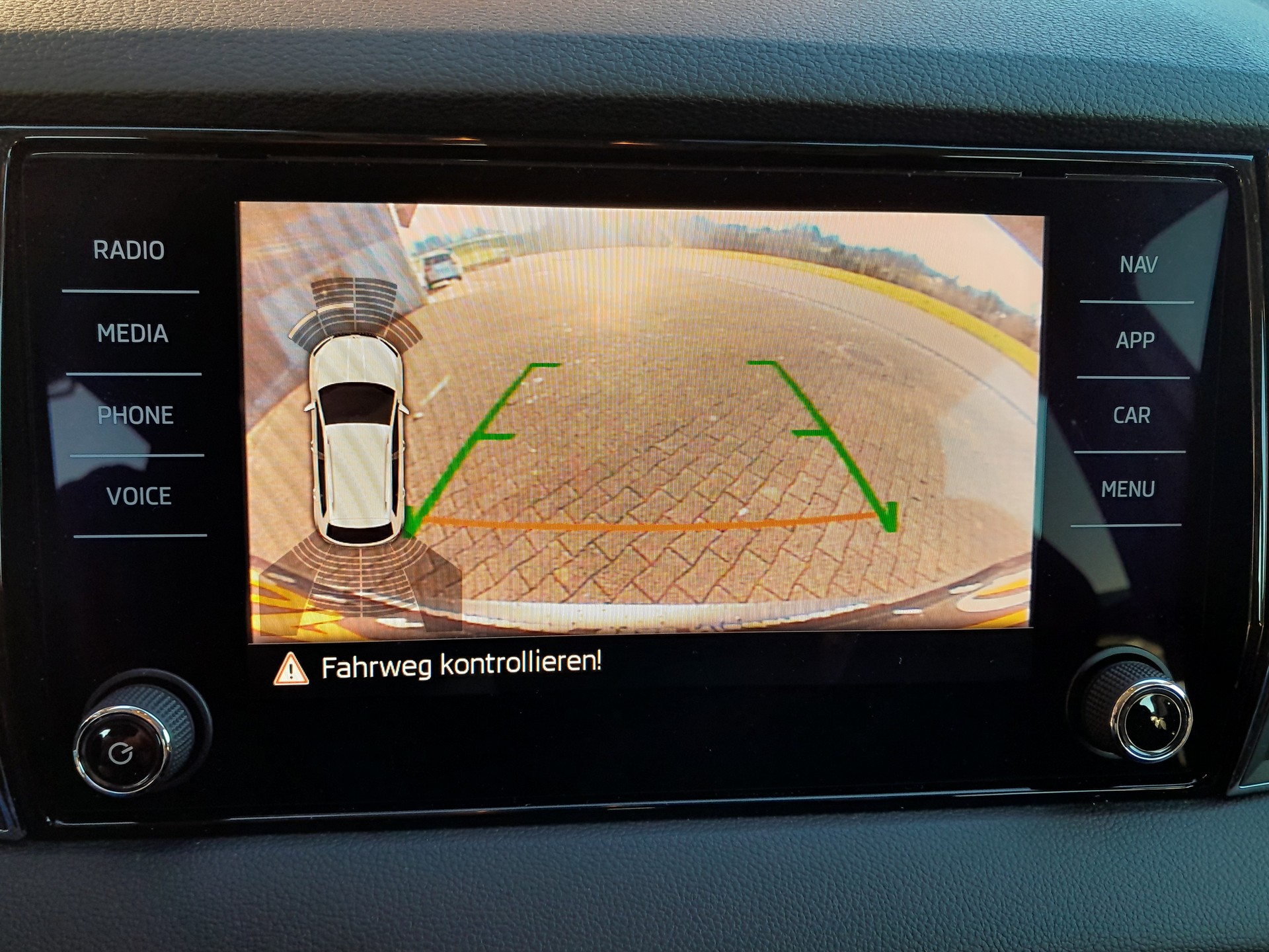 SKODA Karoq 2.0 TDI CR Ambition 4x4 DSG-image-14