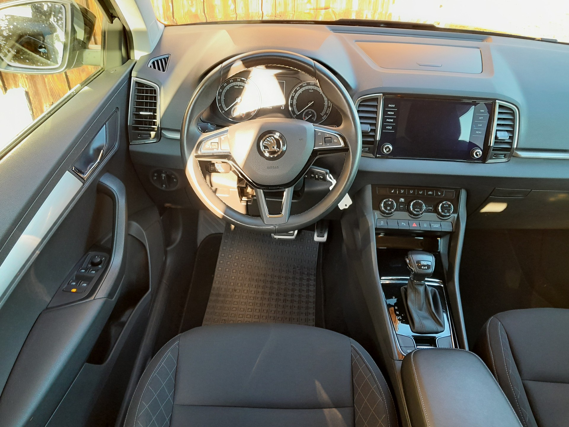 SKODA Karoq 2.0 TDI CR Ambition 4x4 DSG-image-6