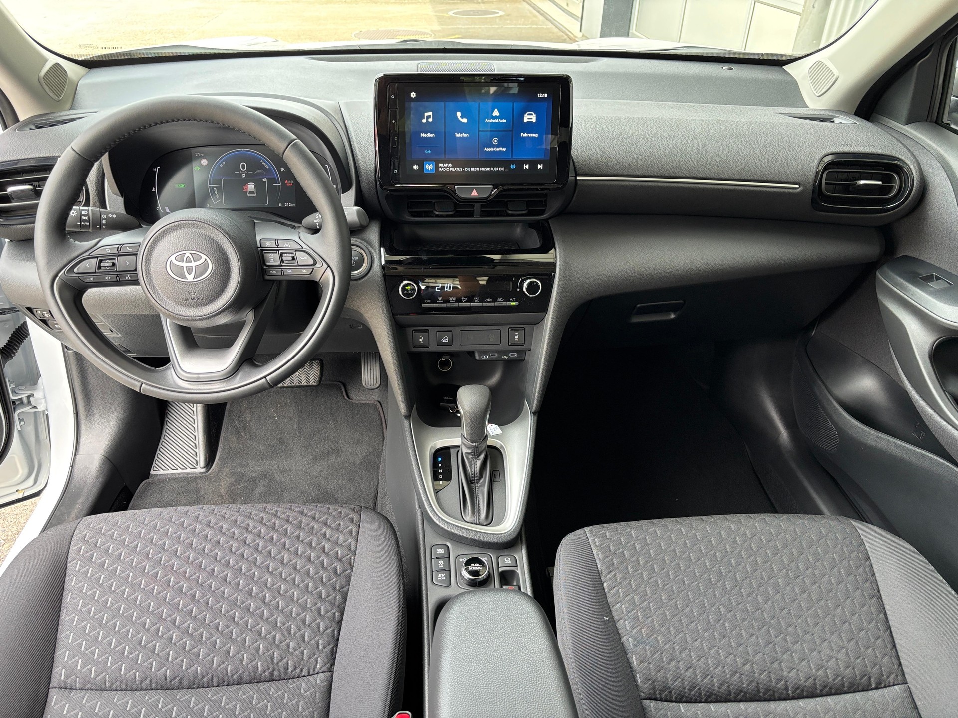 TOYOTA Yaris Cross 1.5 VVT-i HSD Comfort AWD-i-image-6