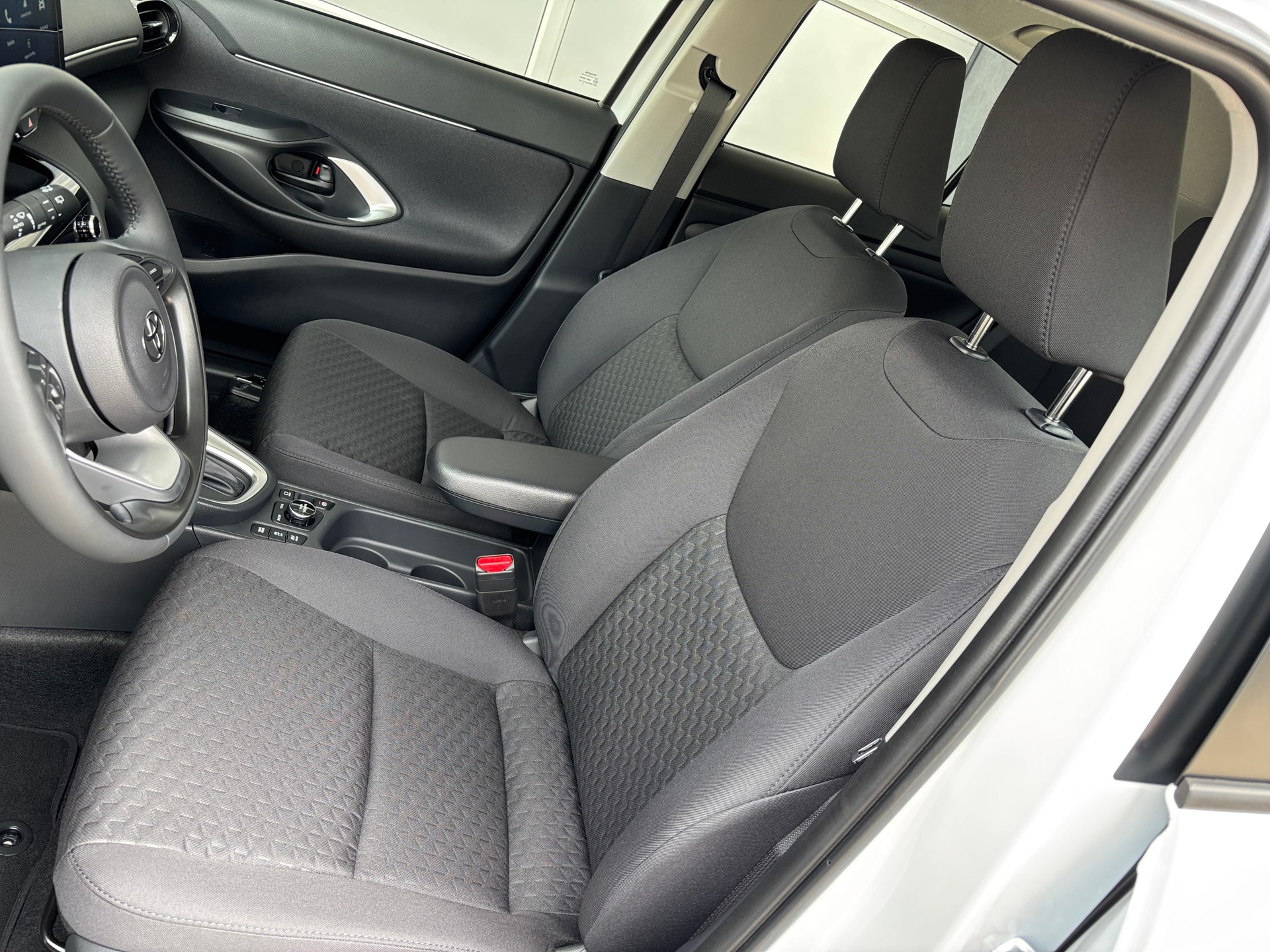 TOYOTA Yaris Cross 1.5 VVT-i HSD Comfort AWD-i-image-8