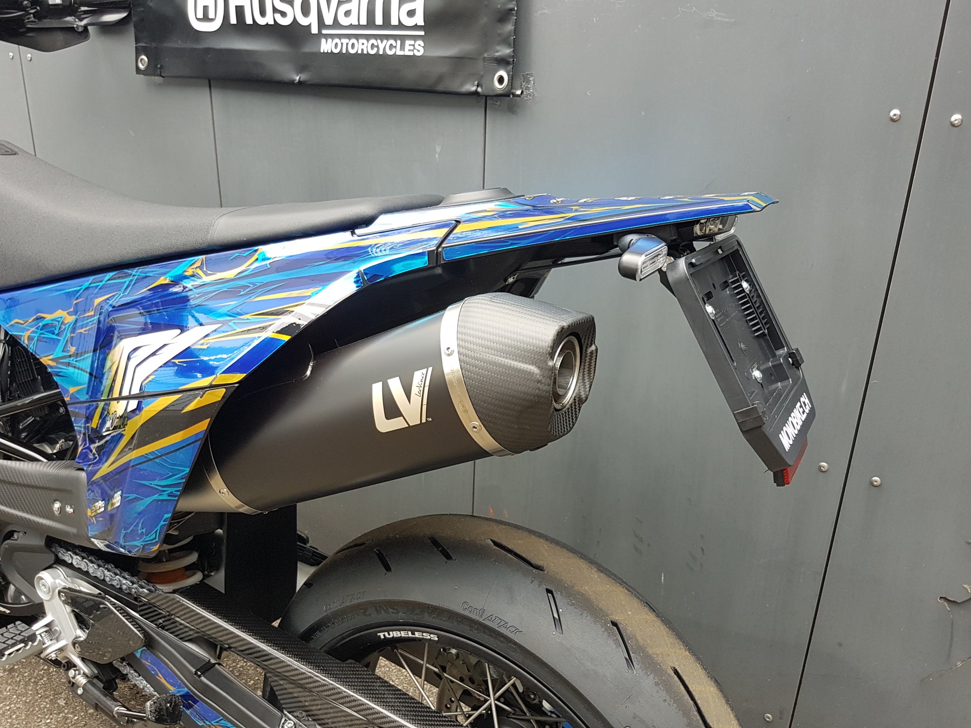 HUSQVARNA 701 Supermoto (35kW)-showroom-element-3