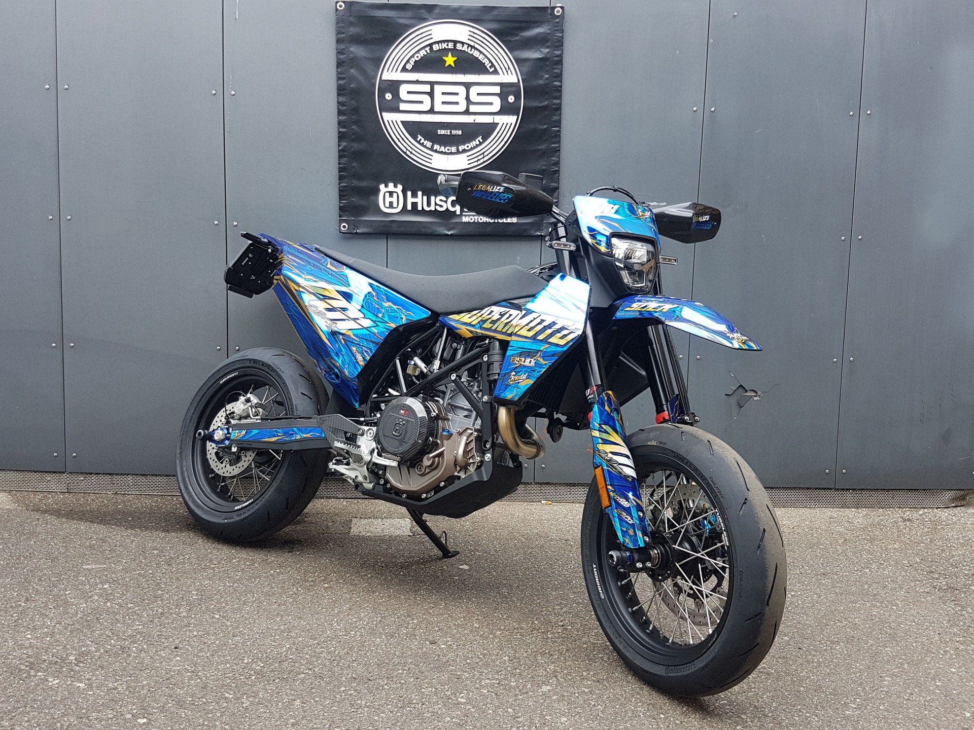 HUSQVARNA 701 Supermoto (35kW)-showroom-element-1