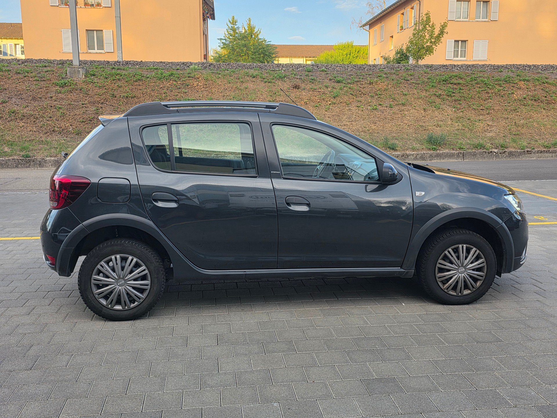 DACIA Sandero Tce 90 STEPWAY Lauréate FACELIFT*FRISCH MFK UND SERVICE*8 FACH RÄDER*-image-5