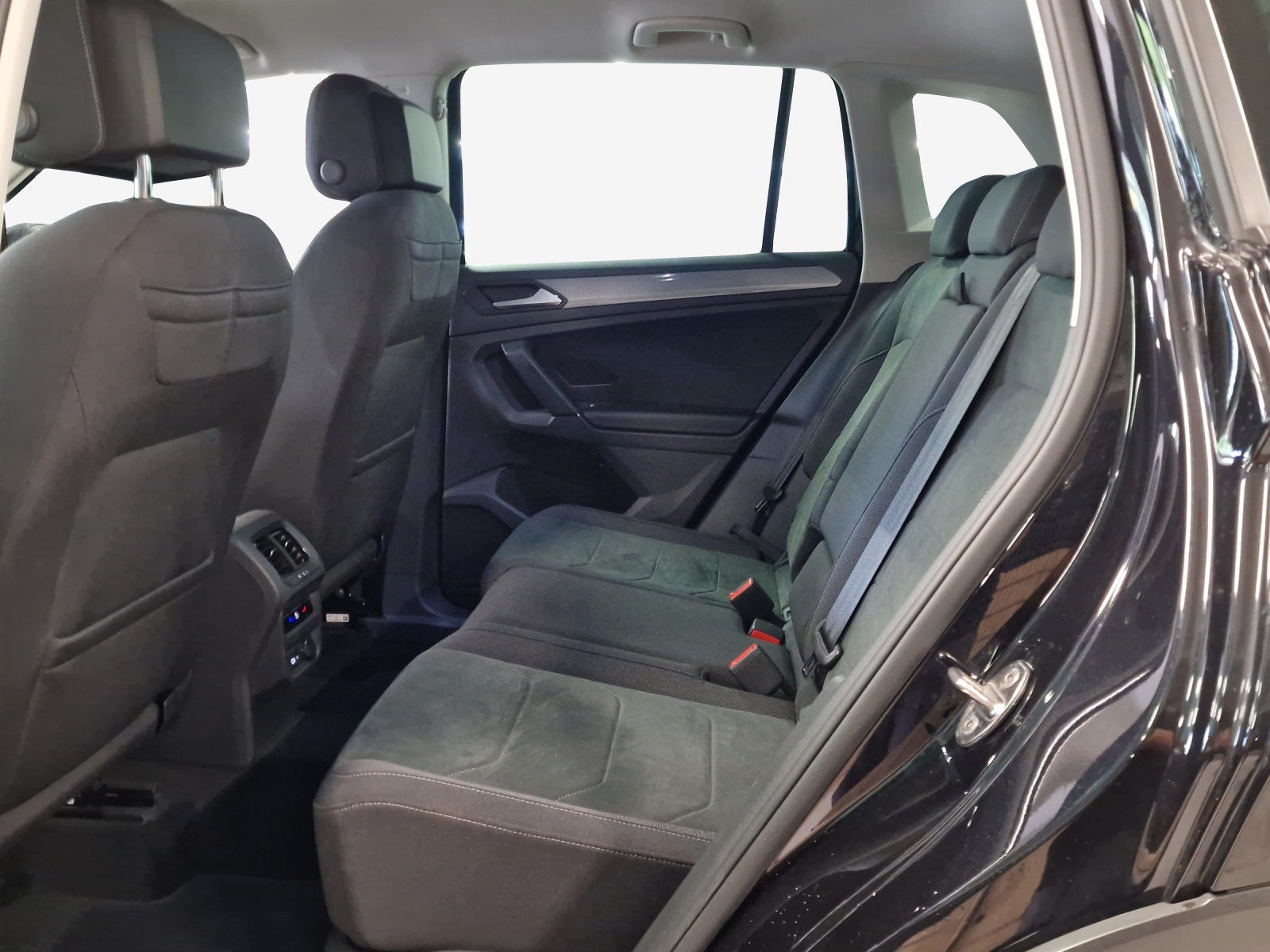 VW Tiguan 2.0 TDI SCR Life 4Motion DSG-image-11