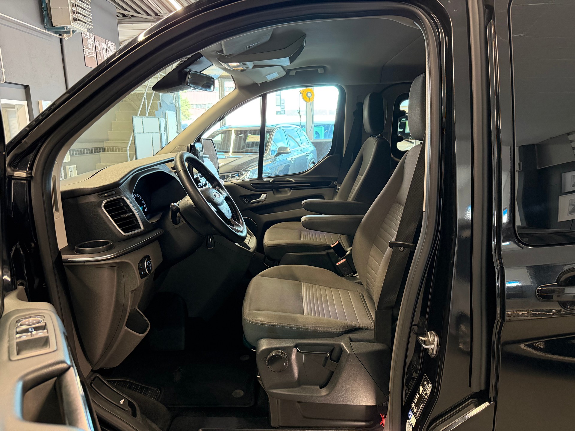 FORD Tourneo Custom 310 L1H1 Titanium SelectShift A-image-8