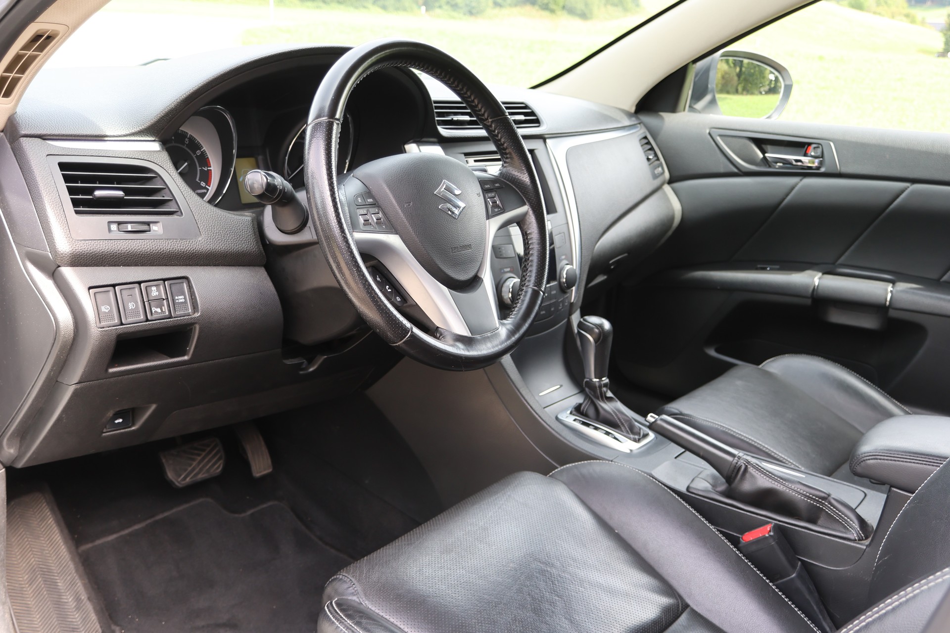 SUZUKI Kizashi 2.4 GL Top Indigo 4WD-image-4