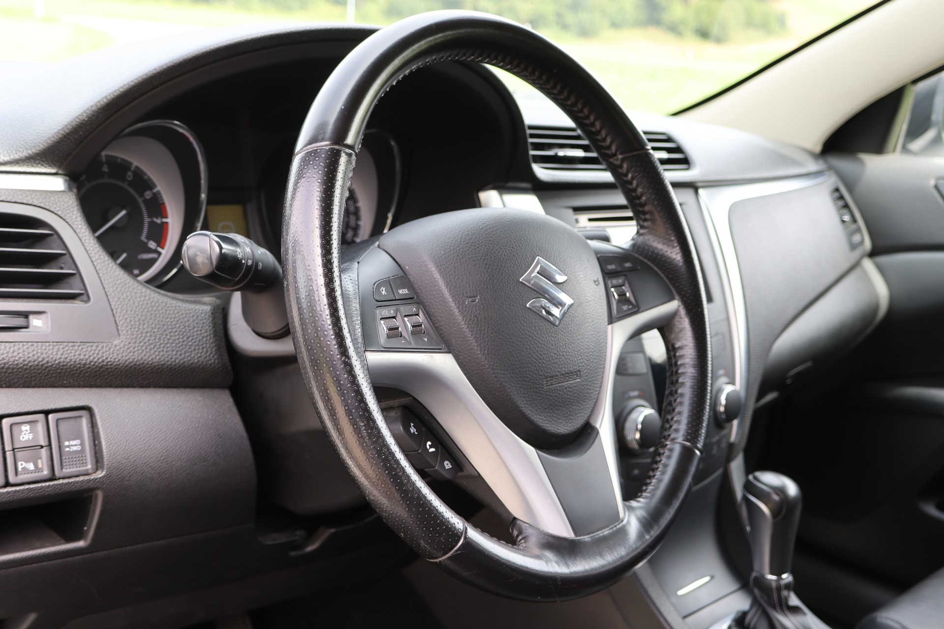 SUZUKI Kizashi 2.4 GL Top Indigo 4WD-image-5