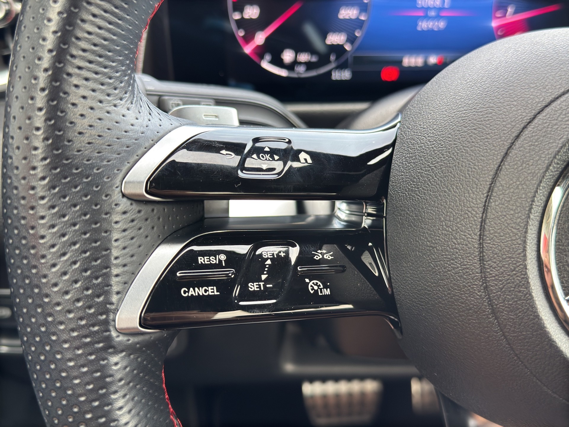 MERCEDES-BENZ GLB 200-image-20