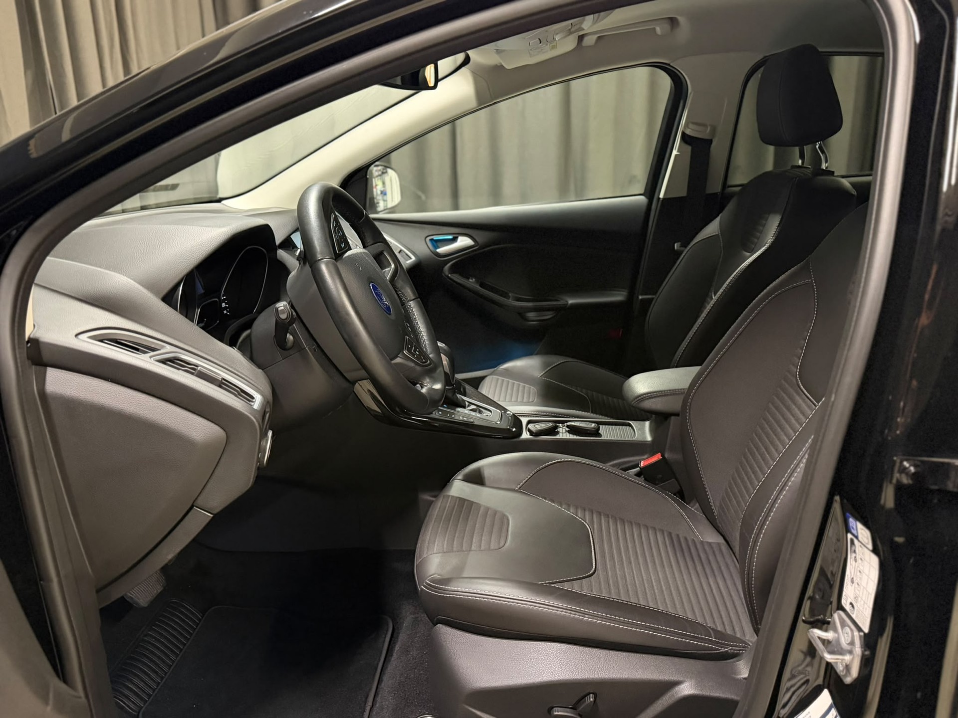FORD Focus 1.5 SCTi Titanium X Automatic-image-6