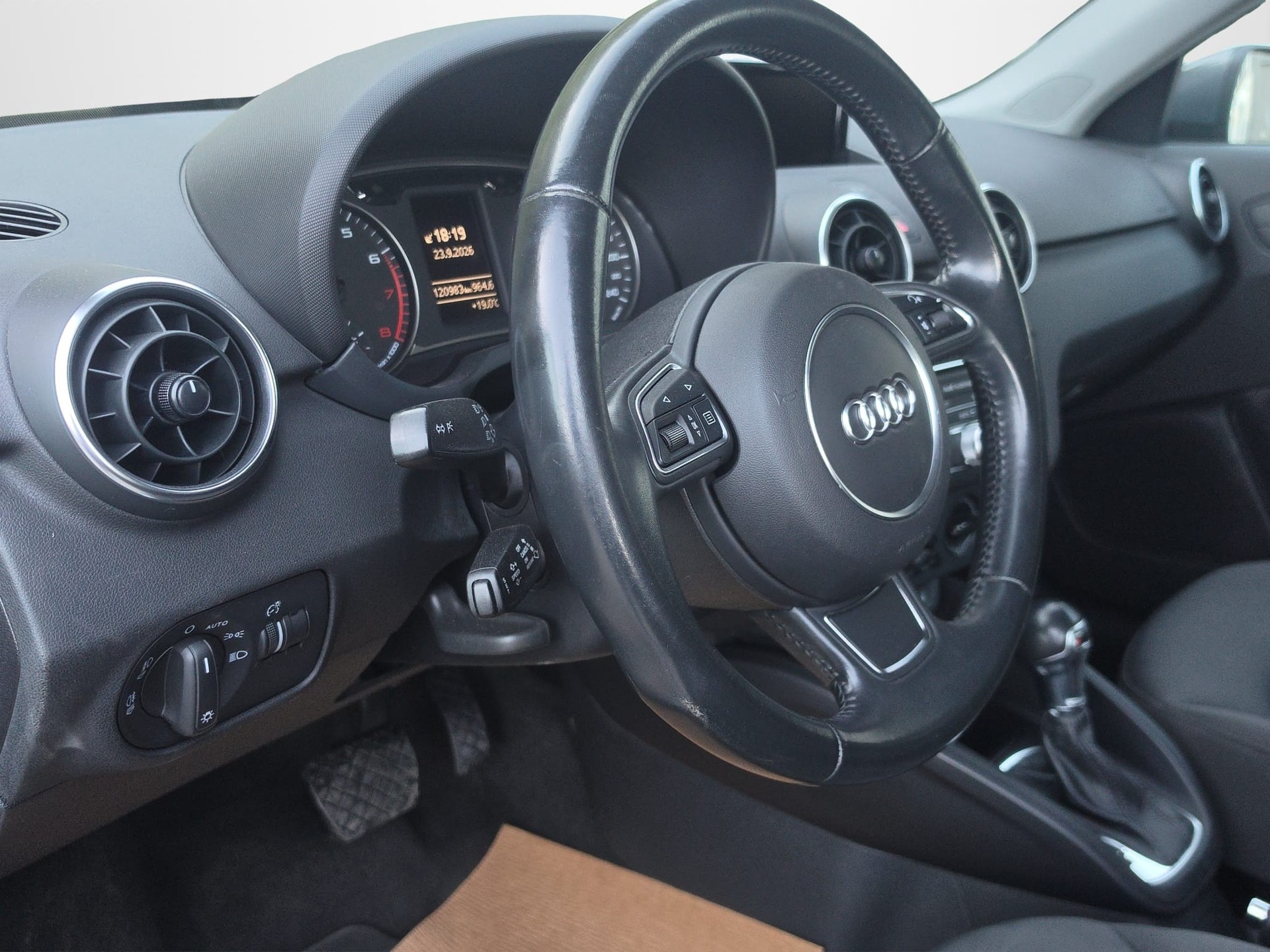 AUDI A1 Sportback 1.0 TFSI Design S-tronic-image-9