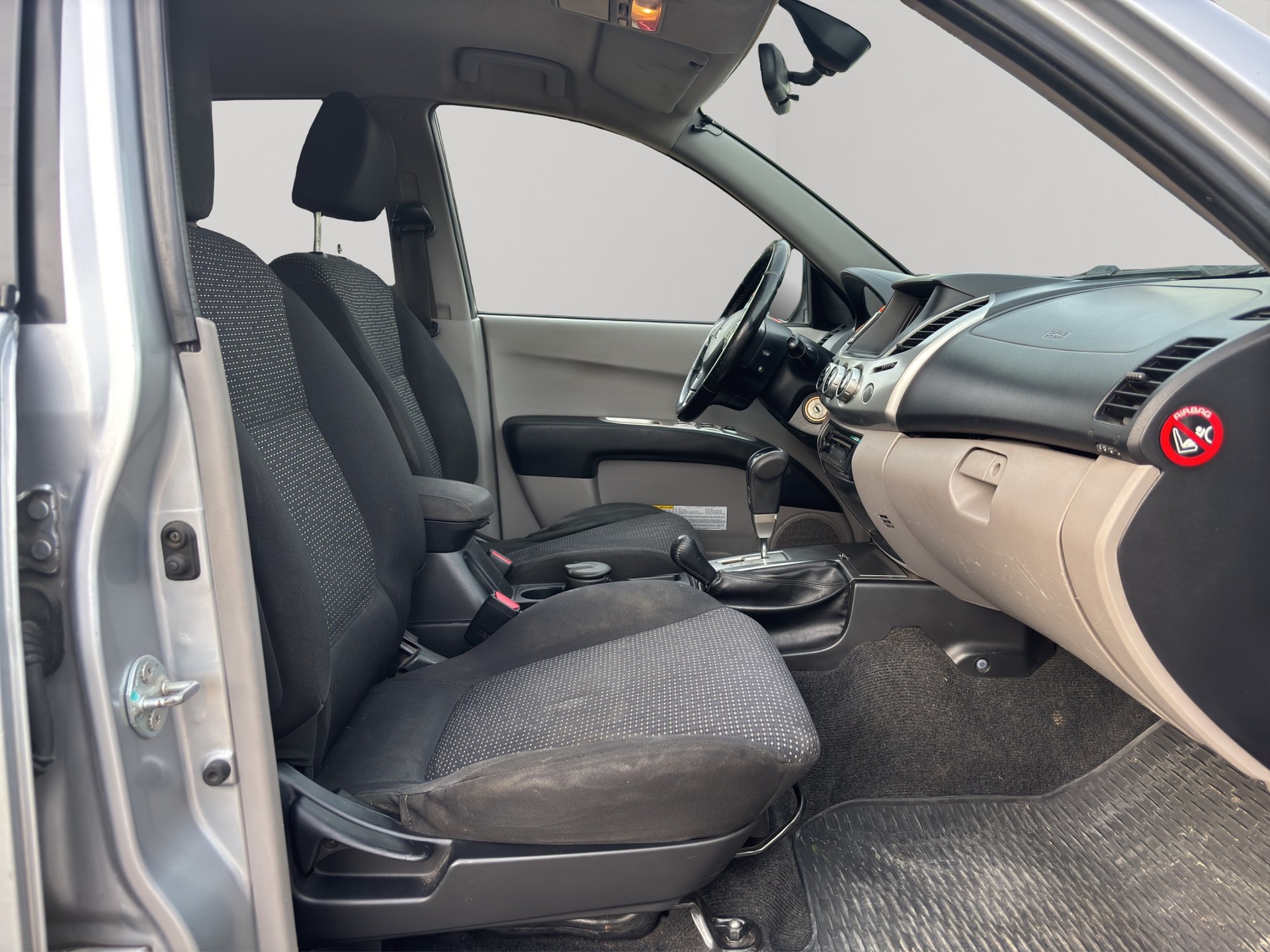 MITSUBISHI L 200 2.5 DID HP Jubilé 35 Double Cab A-image-9