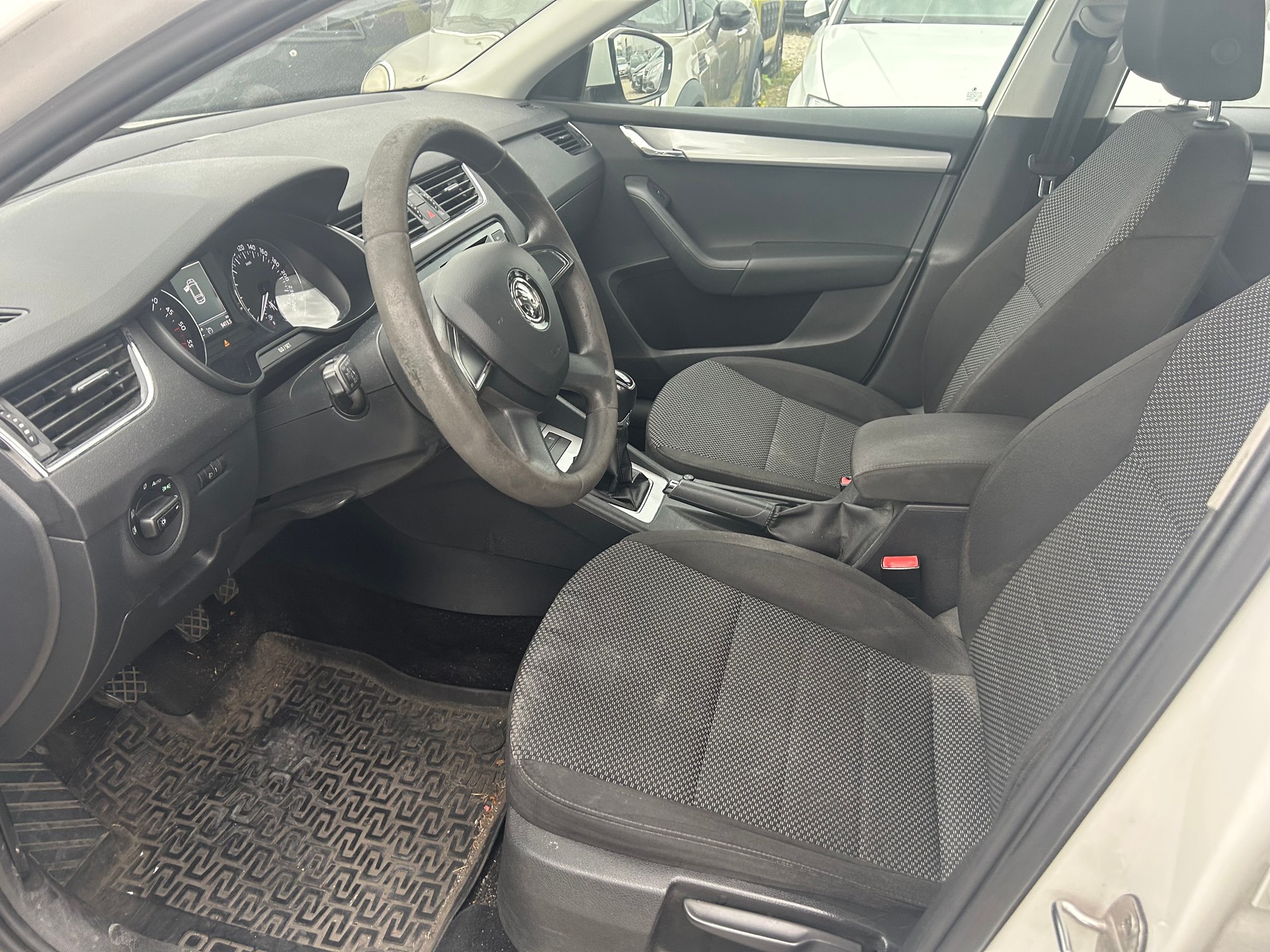 SKODA Octavia Combi 1.6 TDI Ambition 4x4-image-8