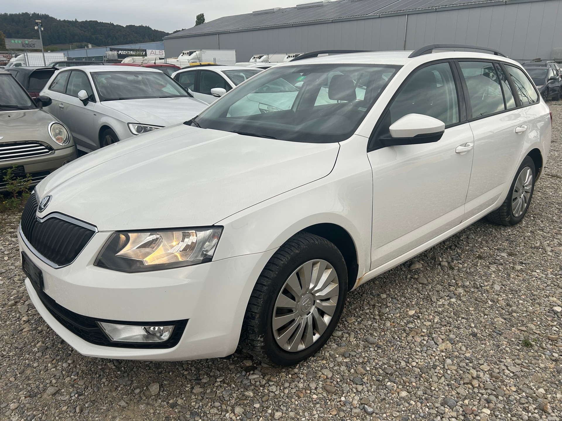 SKODA Octavia Combi 1.6 TDI Ambition 4x4-image-1