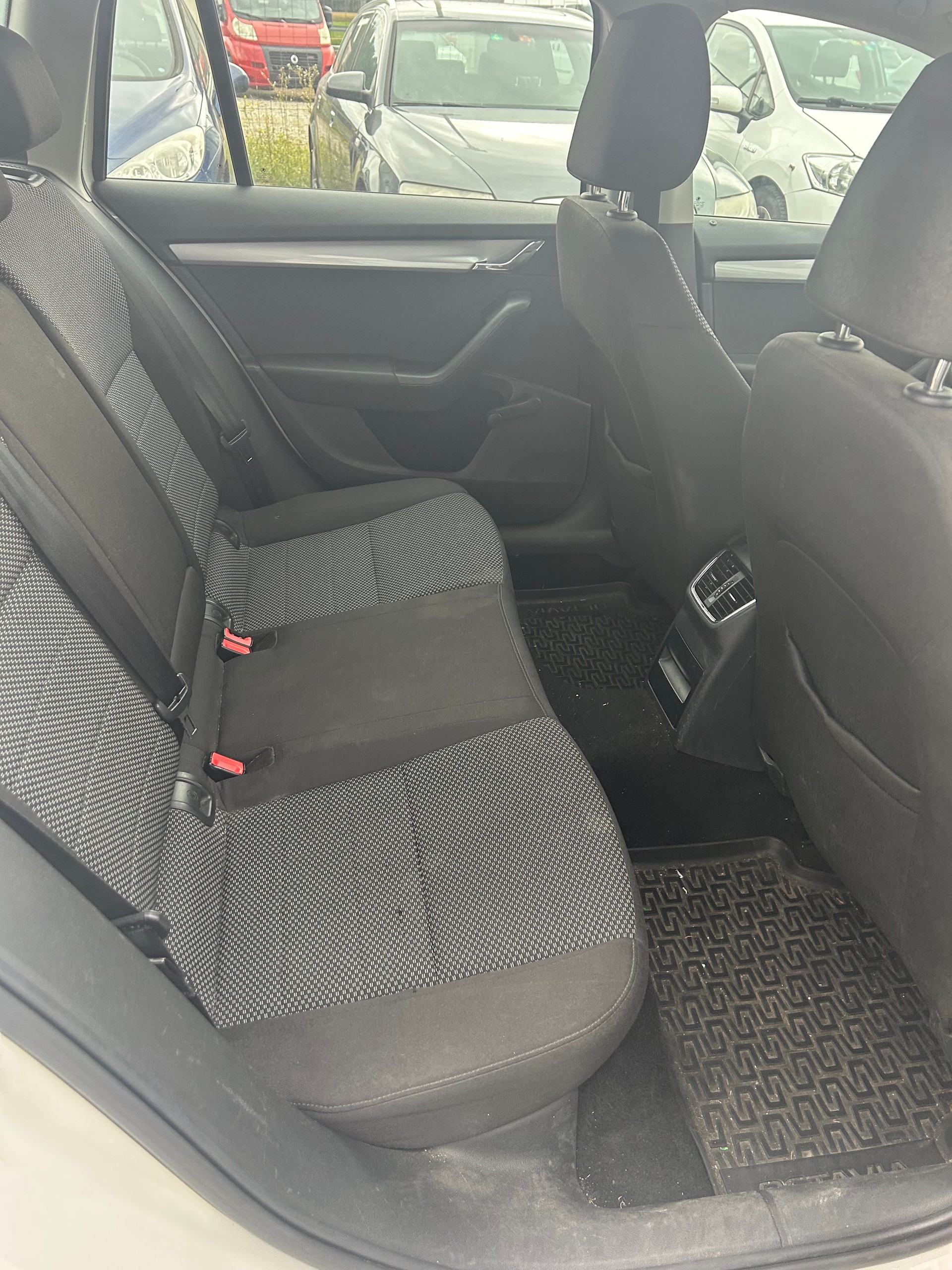 SKODA Octavia Combi 1.6 TDI Ambition 4x4-image-10