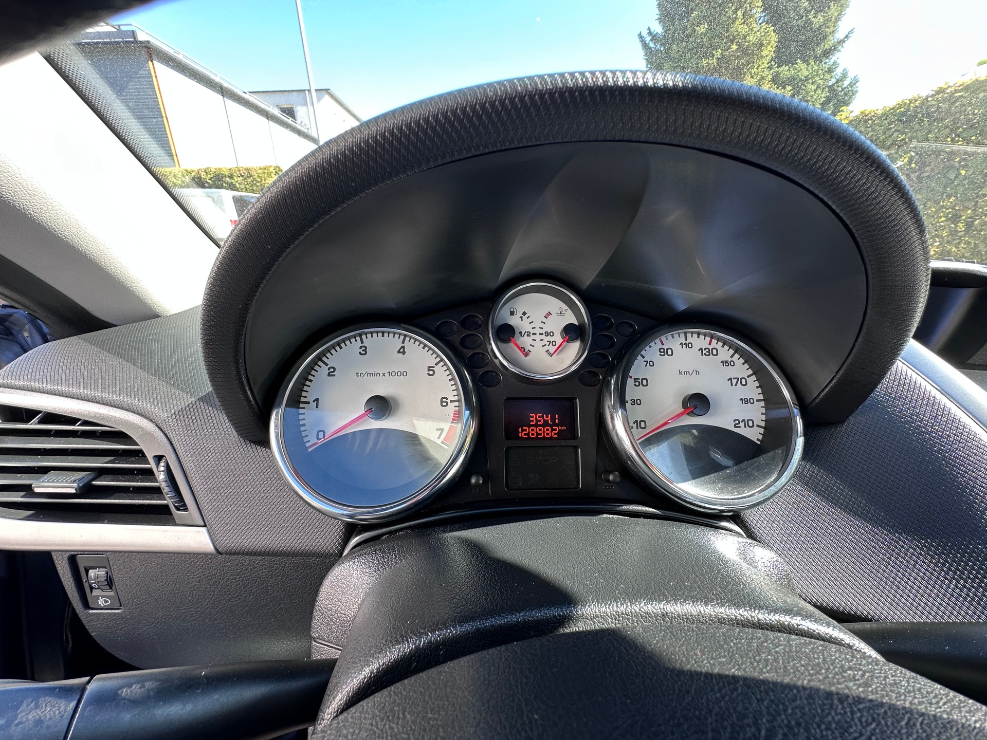 PEUGEOT 207 CC 1.6 16V Turbo Swiss Edition-image-14