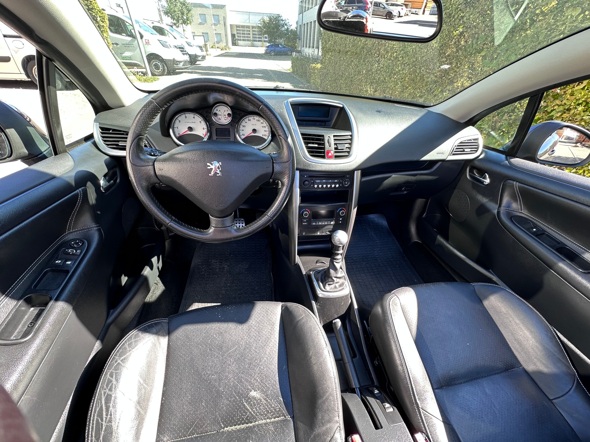 PEUGEOT 207 CC 1.6 16V Turbo Swiss Edition-image-11