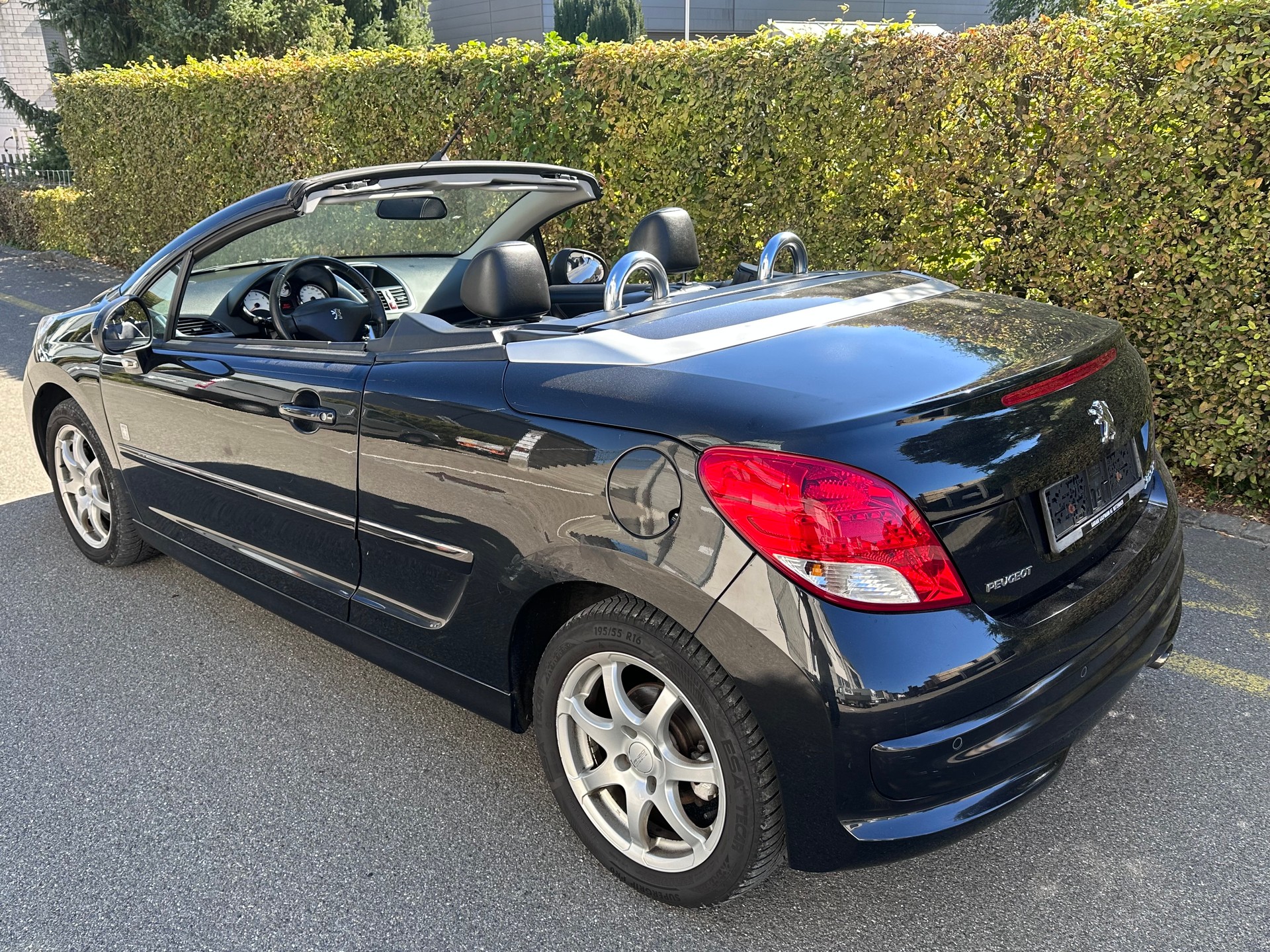 PEUGEOT 207 CC 1.6 16V Turbo Swiss Edition-image-2