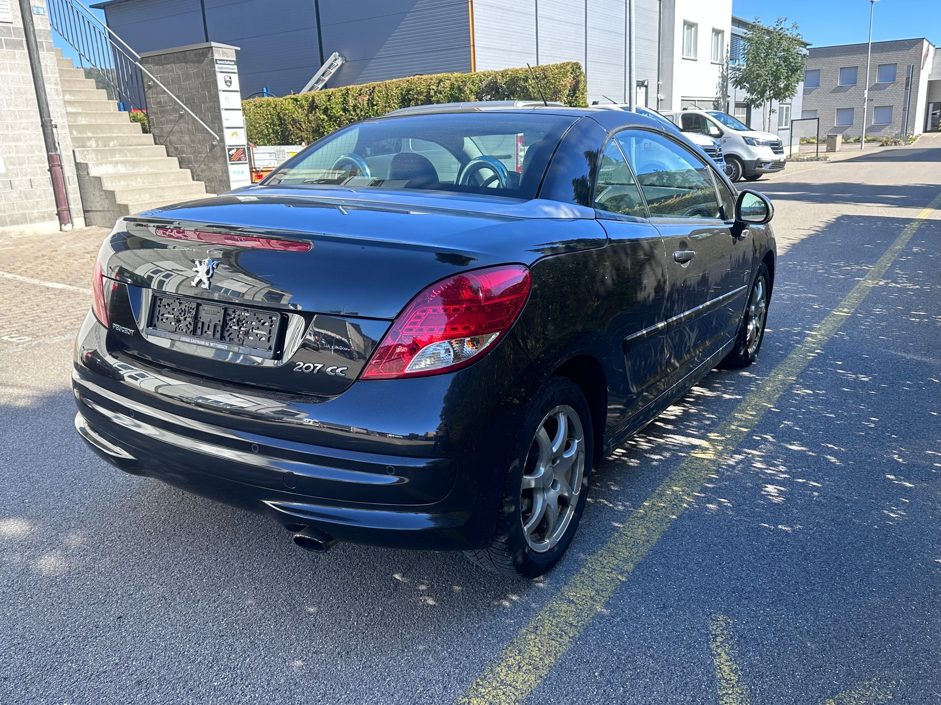 PEUGEOT 207 CC 1.6 16V Turbo Swiss Edition-image-8