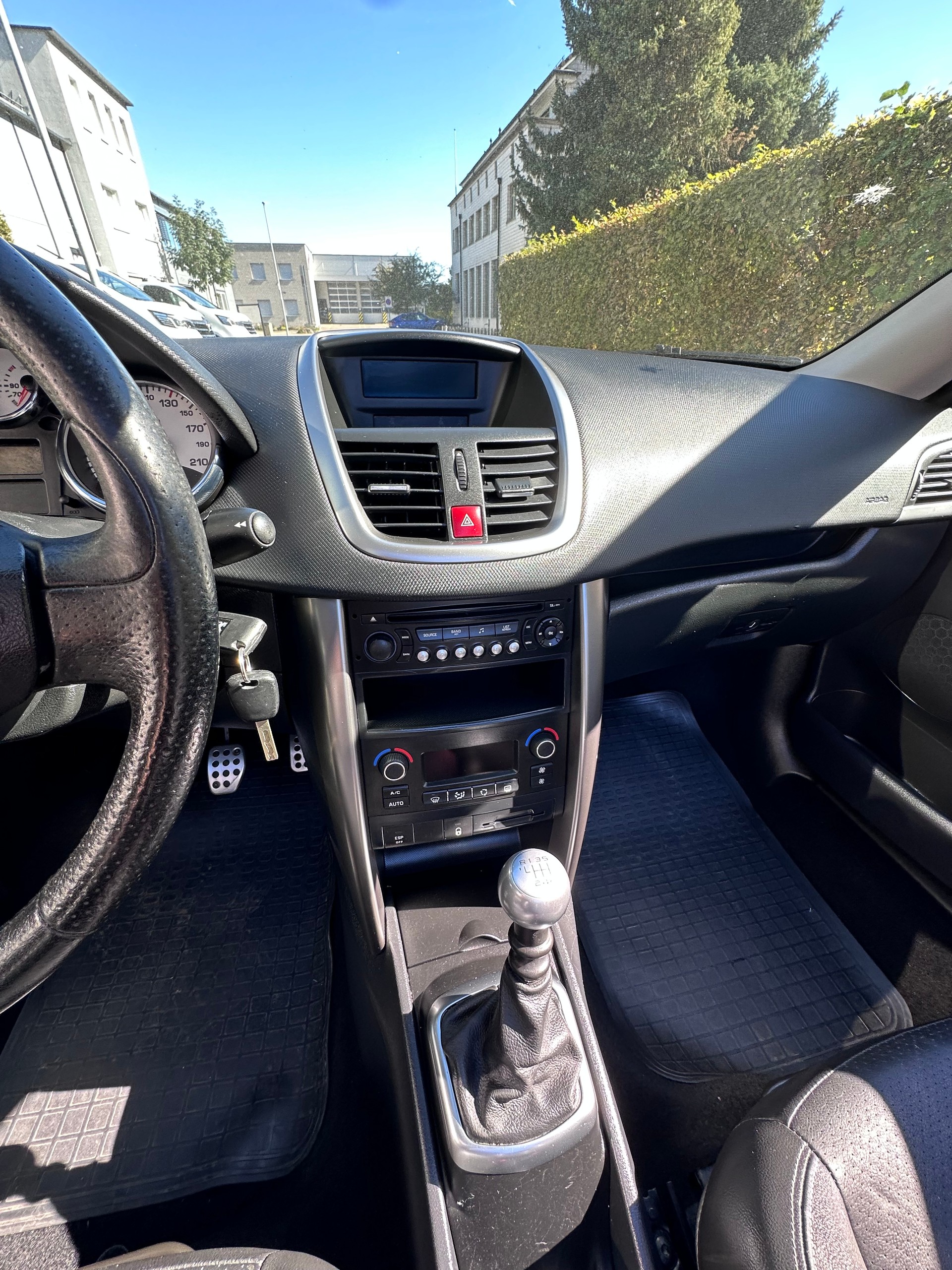 PEUGEOT 207 CC 1.6 16V Turbo Swiss Edition-image-10