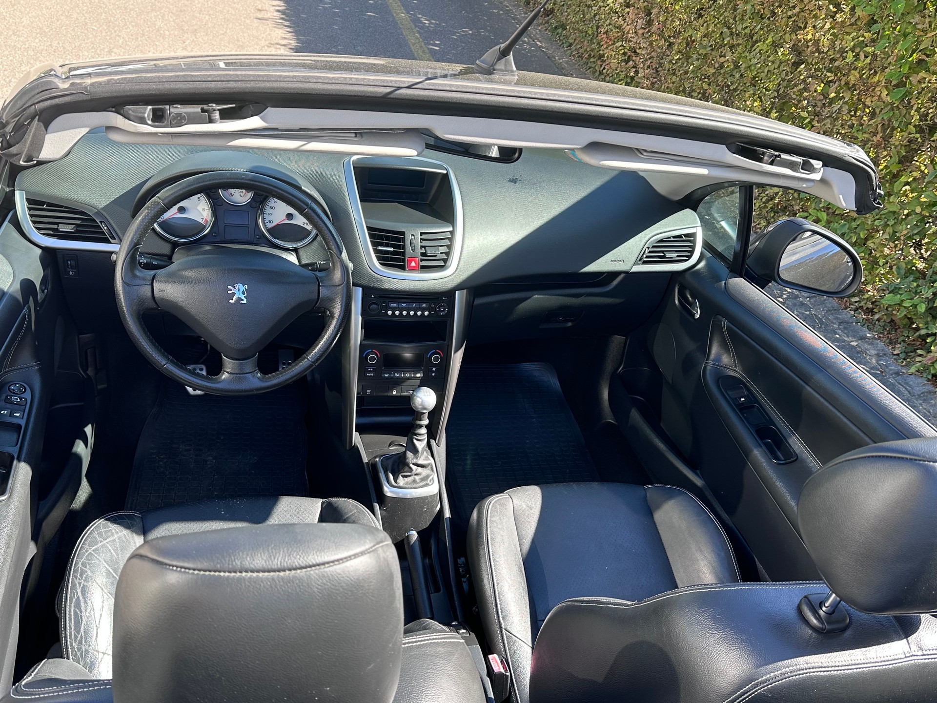 PEUGEOT 207 CC 1.6 16V Turbo Swiss Edition-image-9