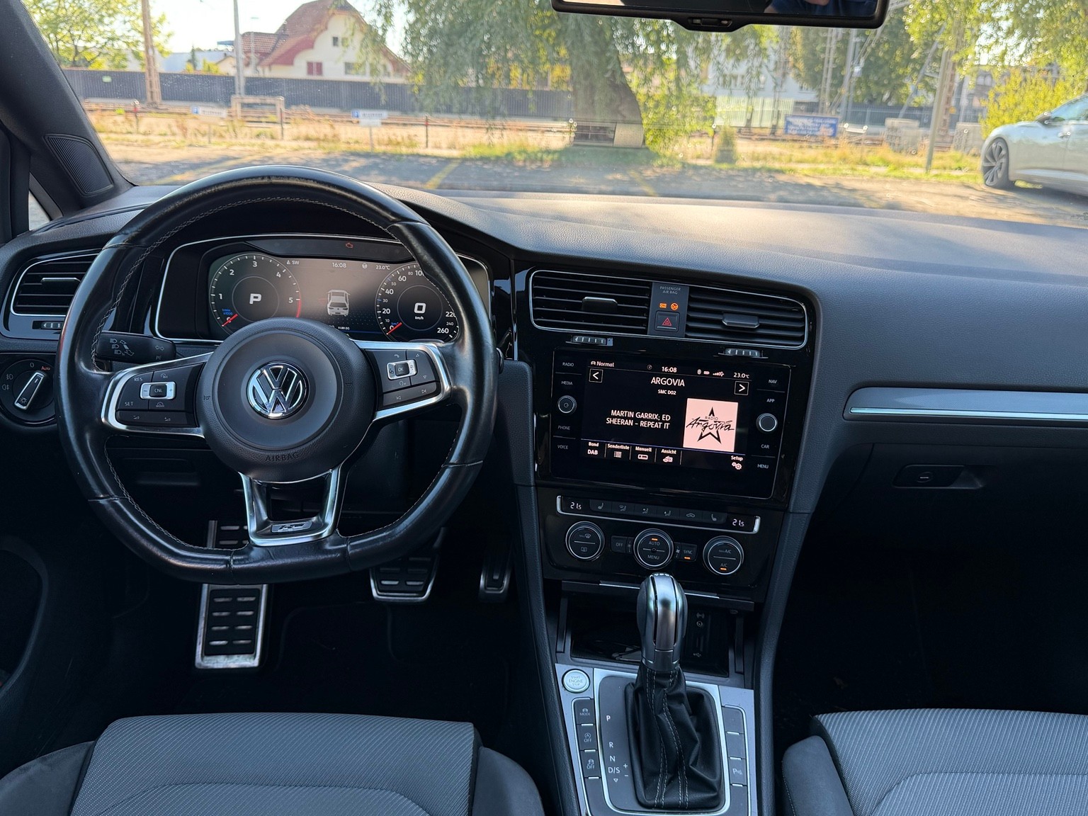 VW 1.4 TSI ACT R-Line Design DSG-image-16