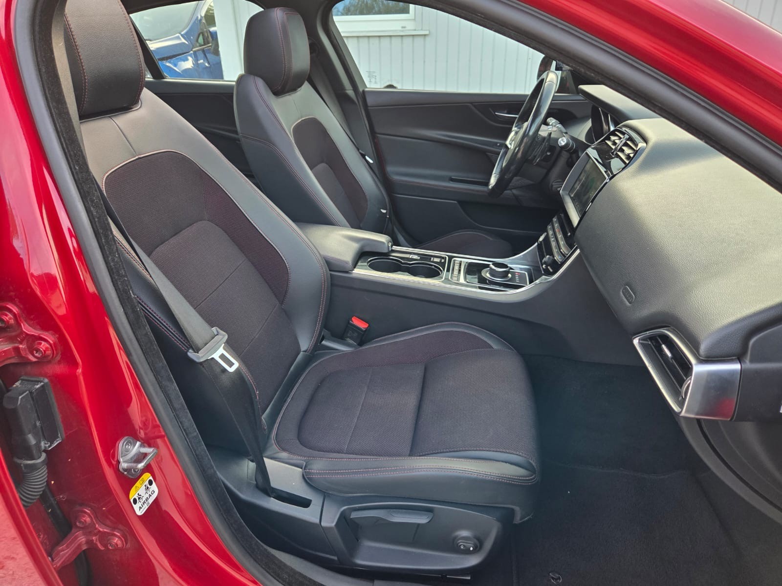 JAGUAR XE 20d R-Sport Automat-image-13