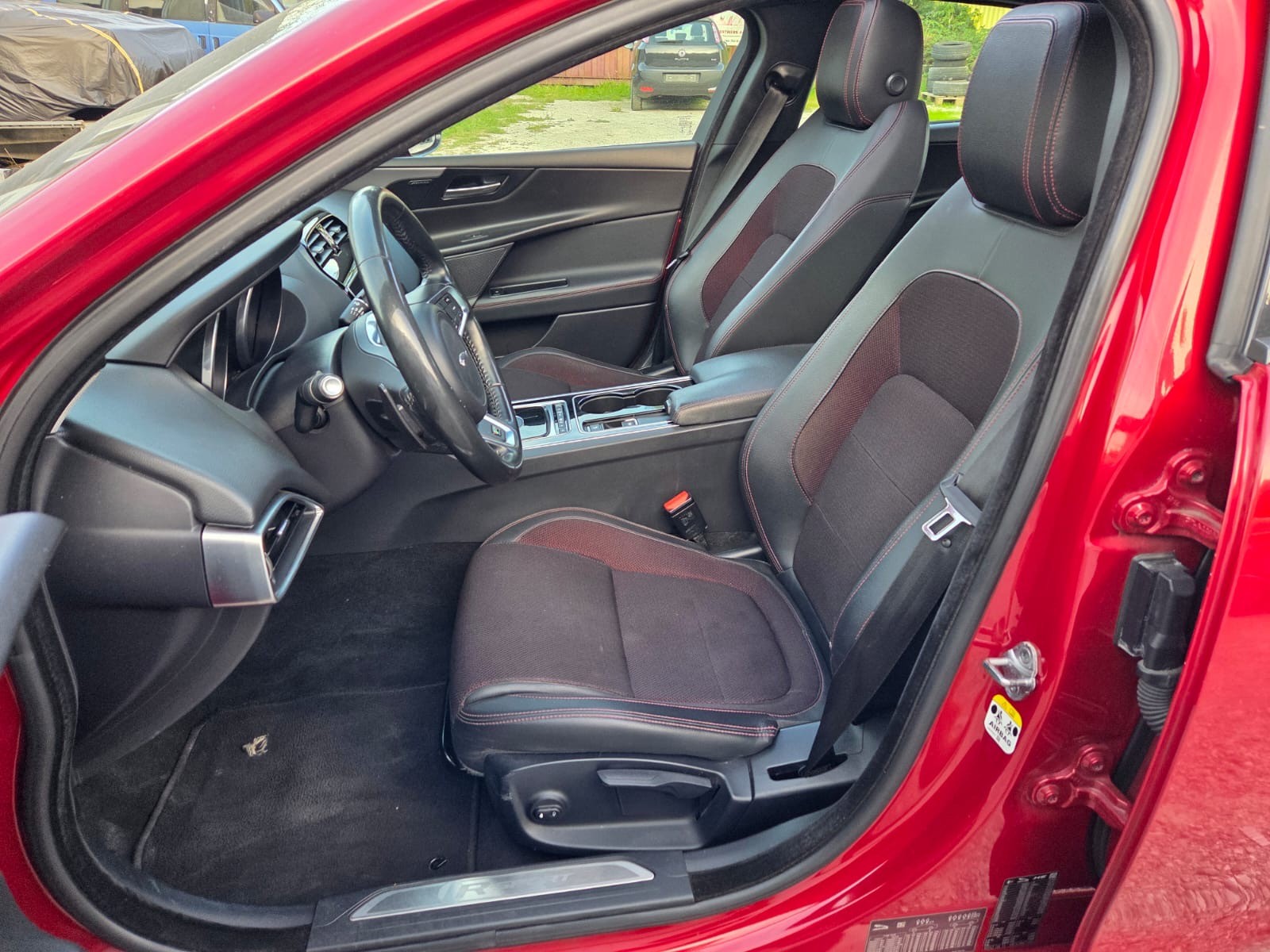 JAGUAR XE 20d R-Sport Automat-image-12