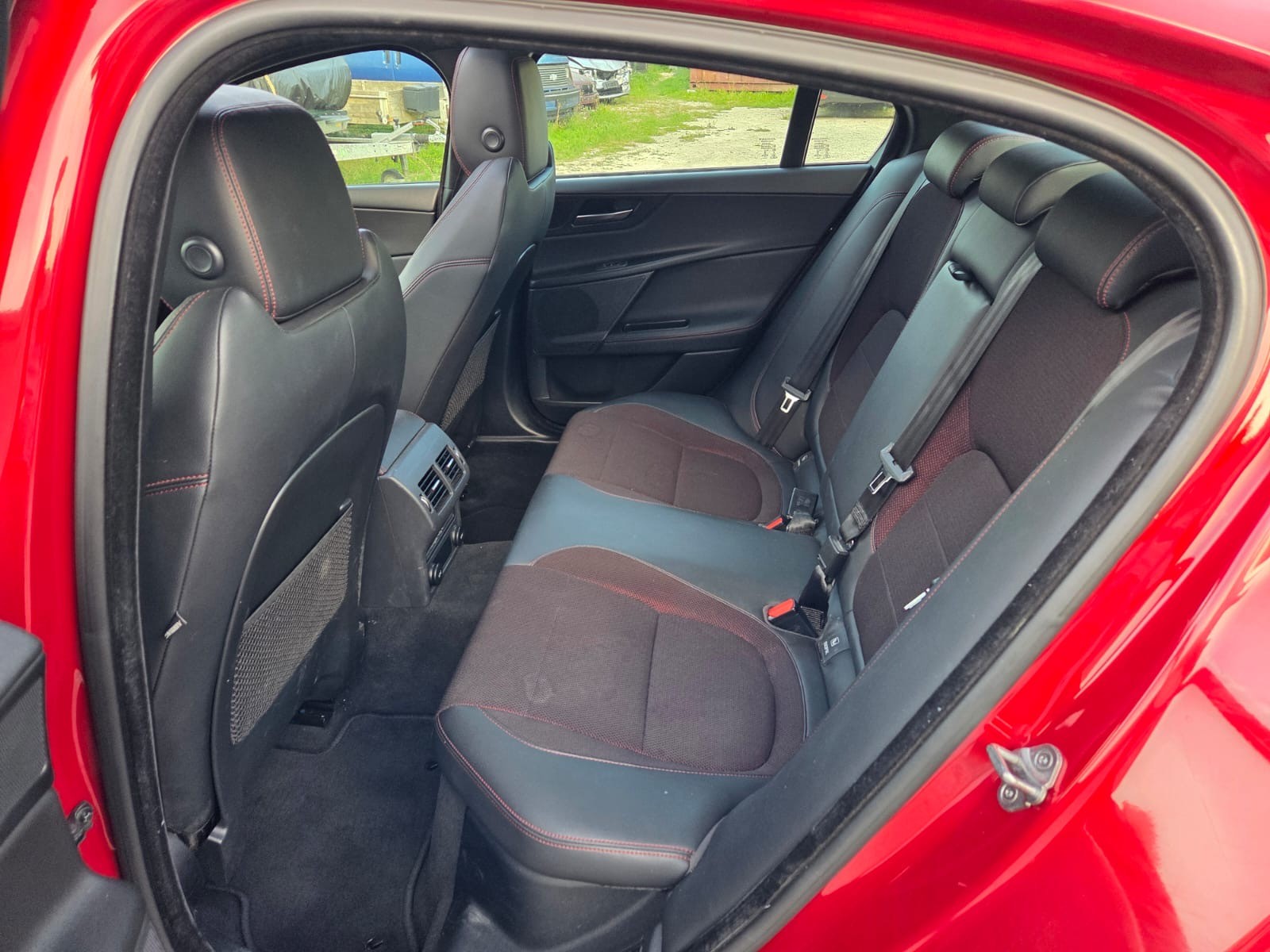 JAGUAR XE 20d R-Sport Automat-image-14