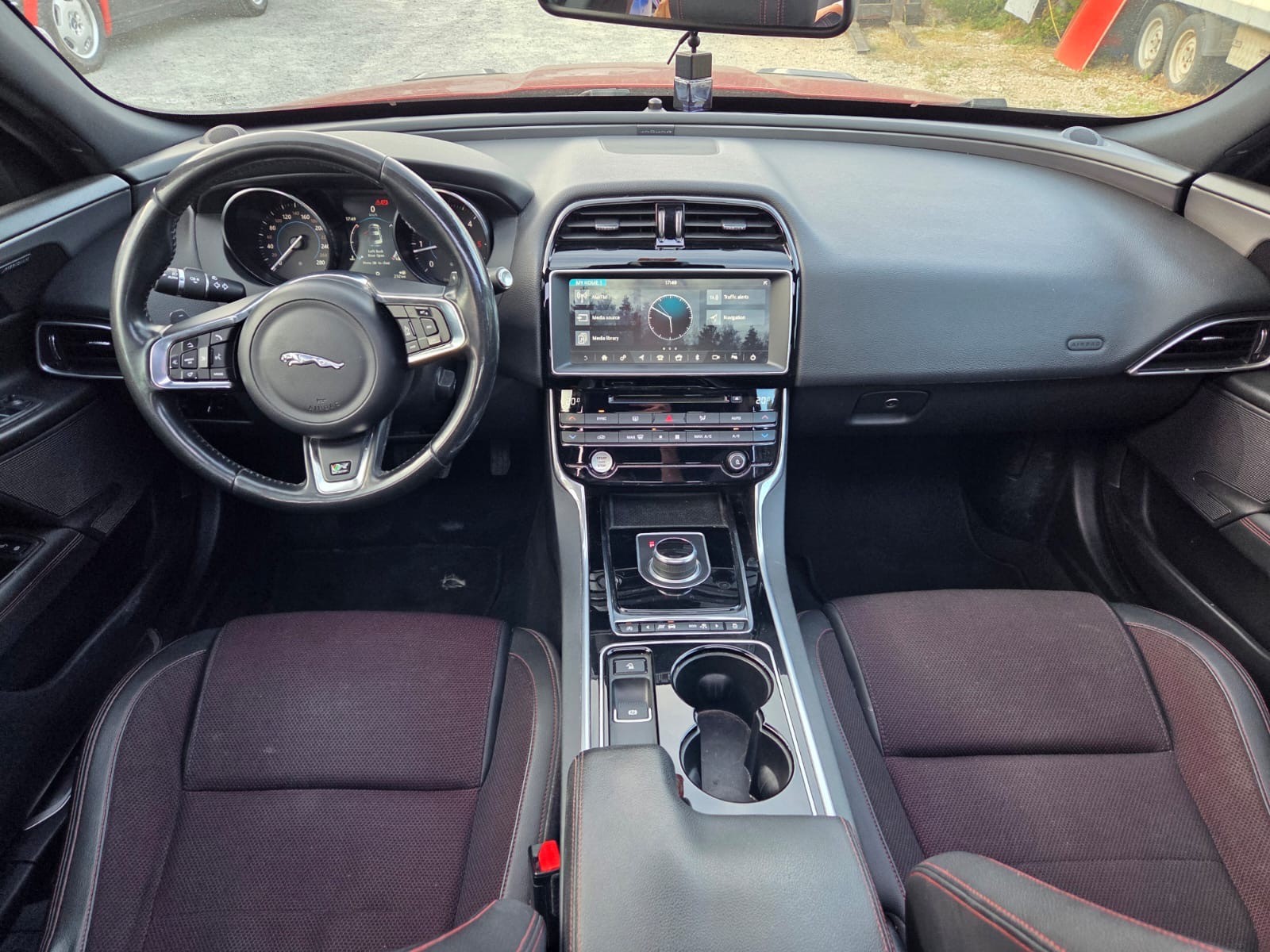 JAGUAR XE 20d R-Sport Automat-image-11