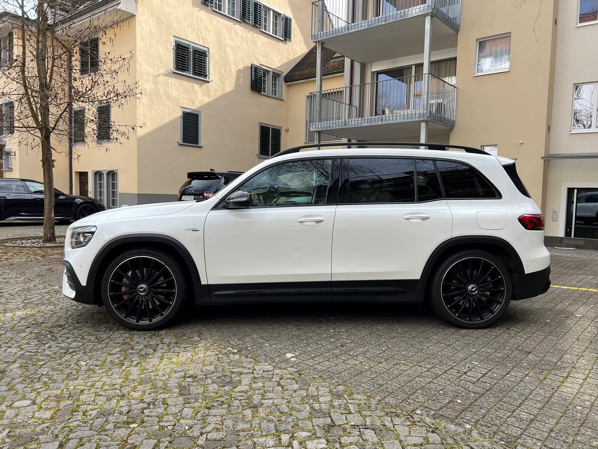 MERCEDES-BENZ GLB 35 AMG 4Matic 8G-Tronic-image-2