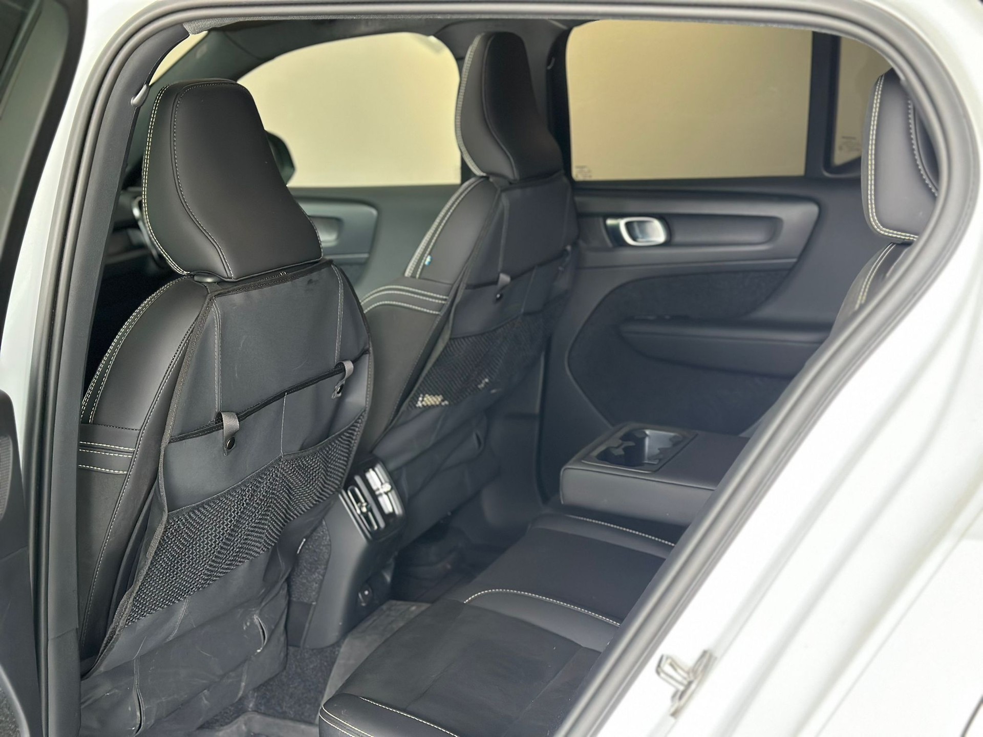 VOLVO XC40 Recharge P8 Twin AWD Pure Electric Plus-image-17