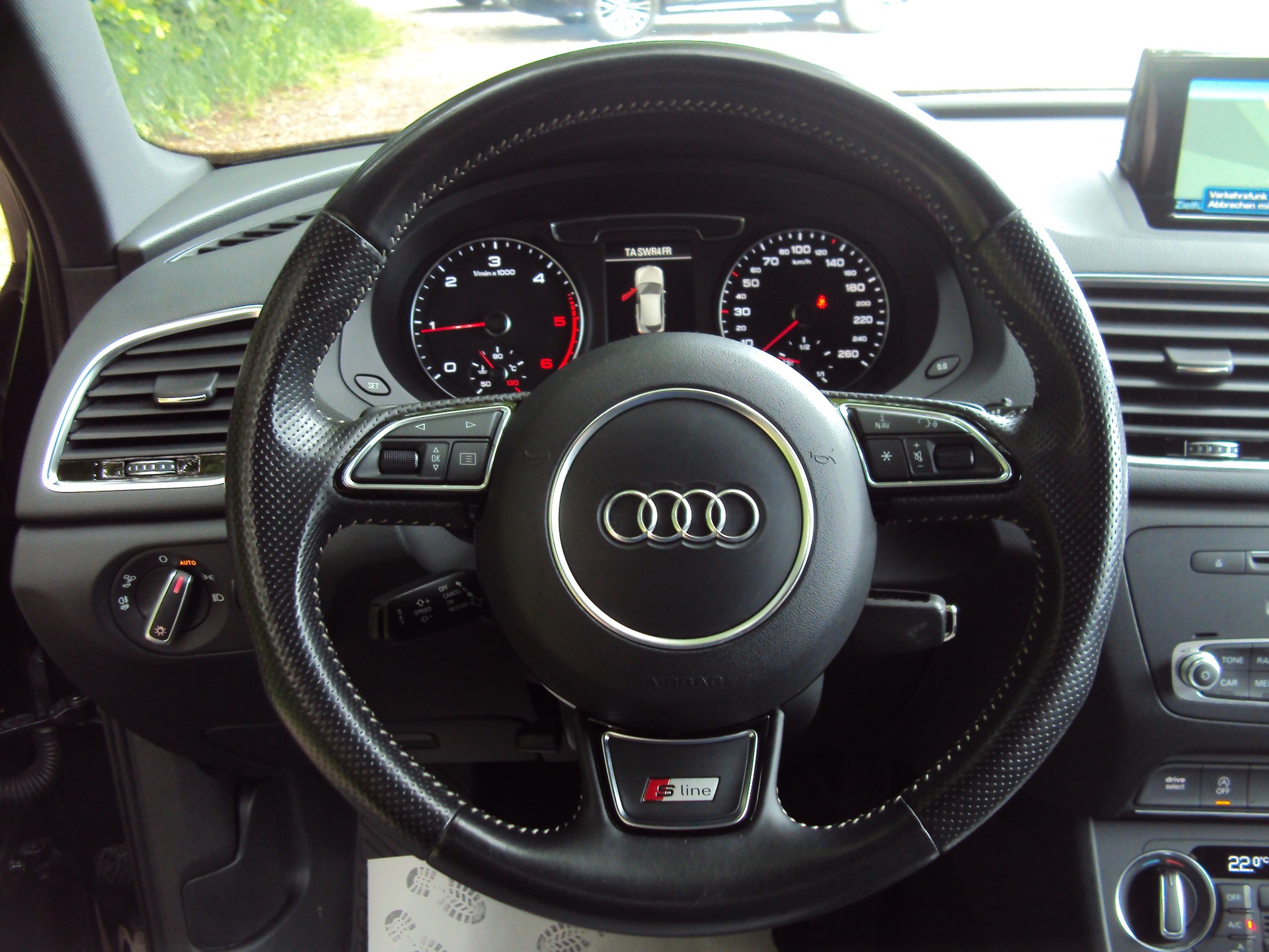 AUDI Q3 2.0 TDI sport quattro S-tronic S-Line-image-10