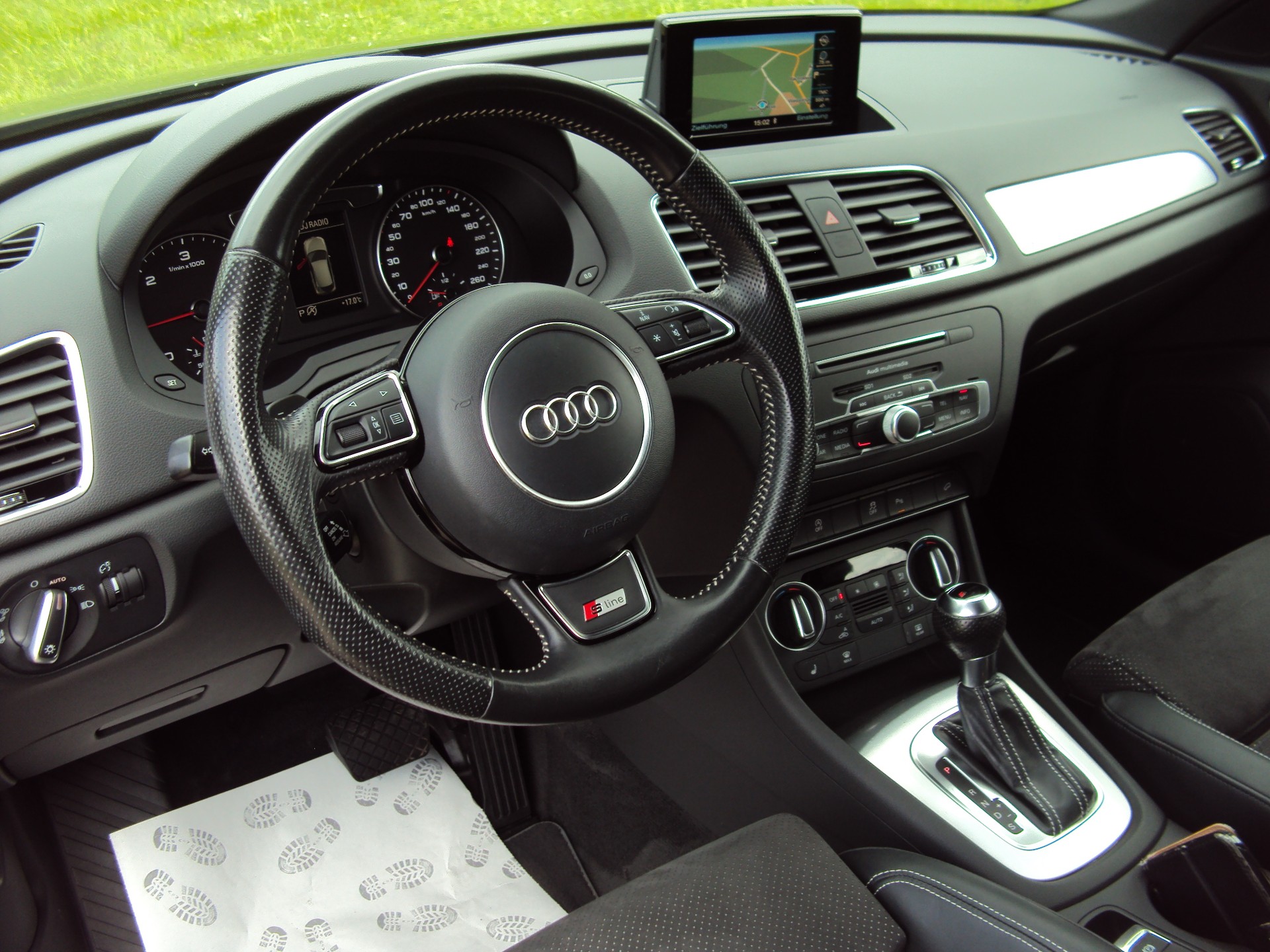 AUDI Q3 2.0 TDI sport quattro S-tronic S-Line-image-9