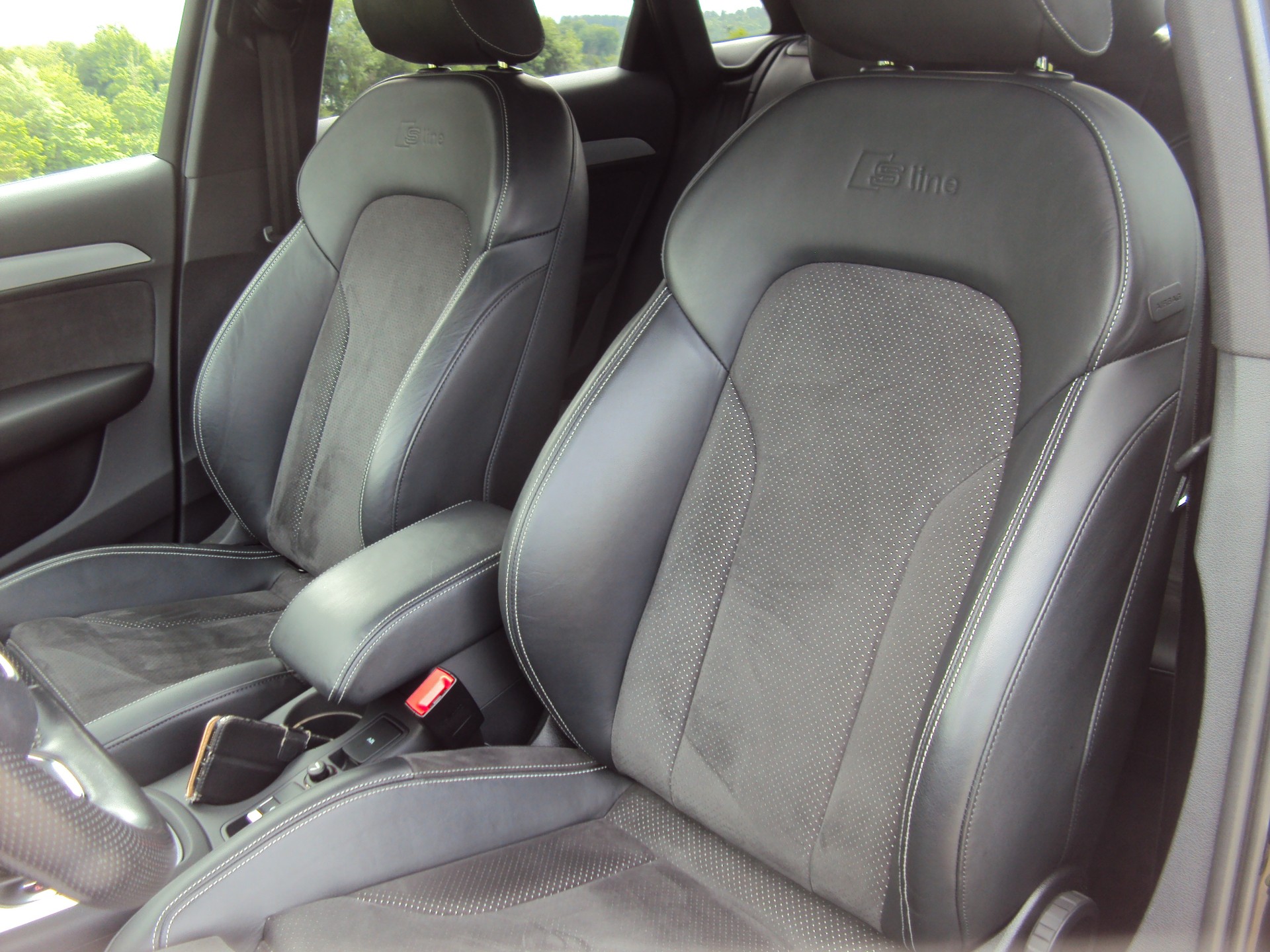 AUDI Q3 2.0 TDI sport quattro S-tronic S-Line-image-13