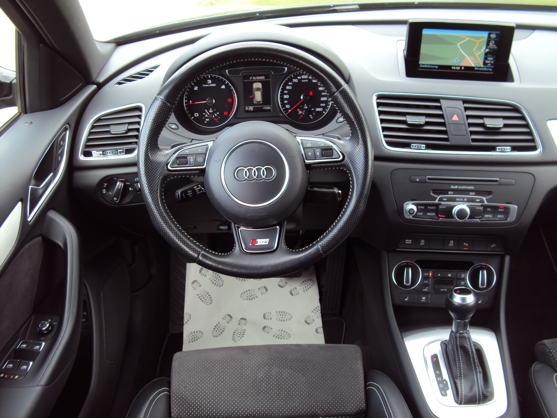 AUDI Q3 2.0 TDI sport quattro S-tronic S-Line-image-8