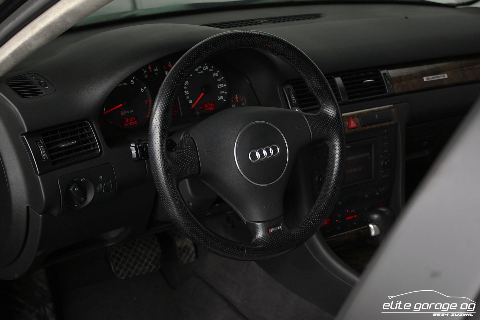 AUDI RS6 Avant quattro tiptronic-image-14