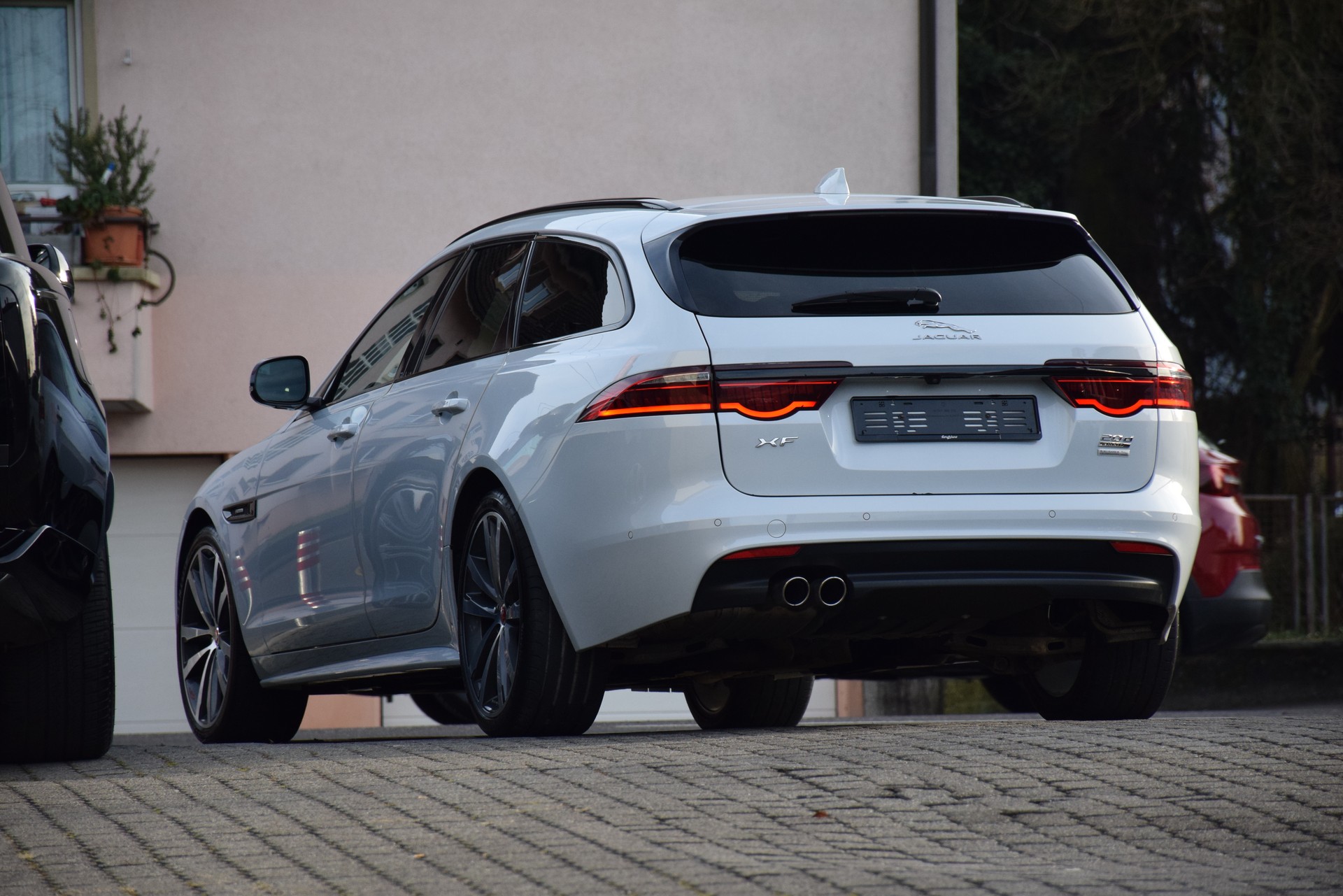 JAGUAR XF Sportbrake 20d R-Sport AWD Automatic LIMITED EDITION-image-8