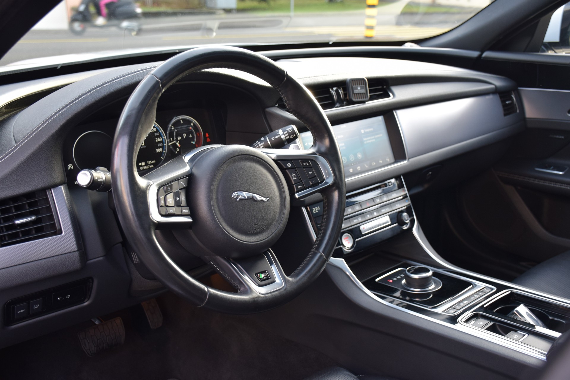 JAGUAR XF Sportbrake 20d R-Sport AWD Automatic LIMITED EDITION-image-10