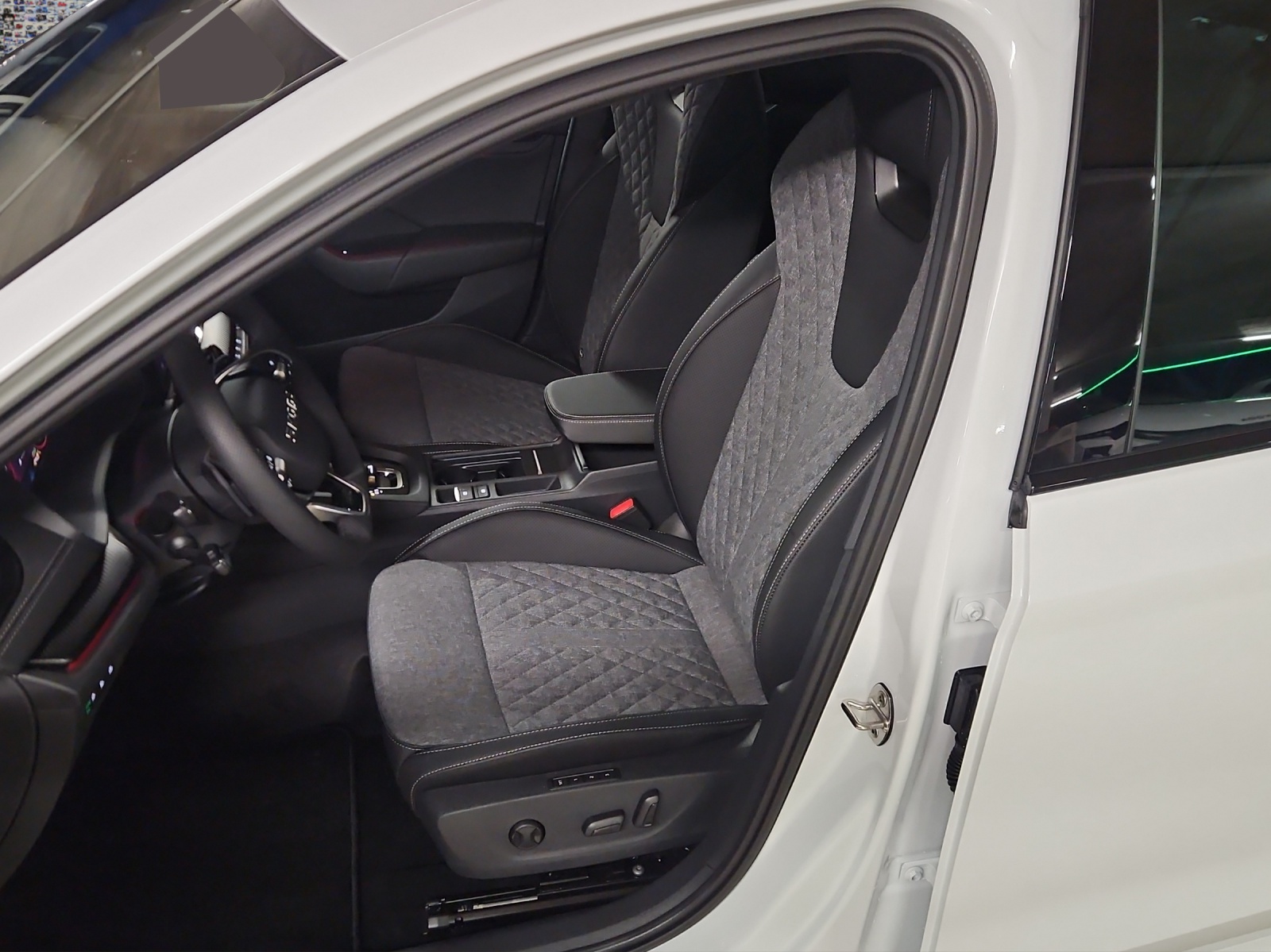 SKODA Octavia Combi 2.0 TSI DSG Sport Line 4x4-image-8