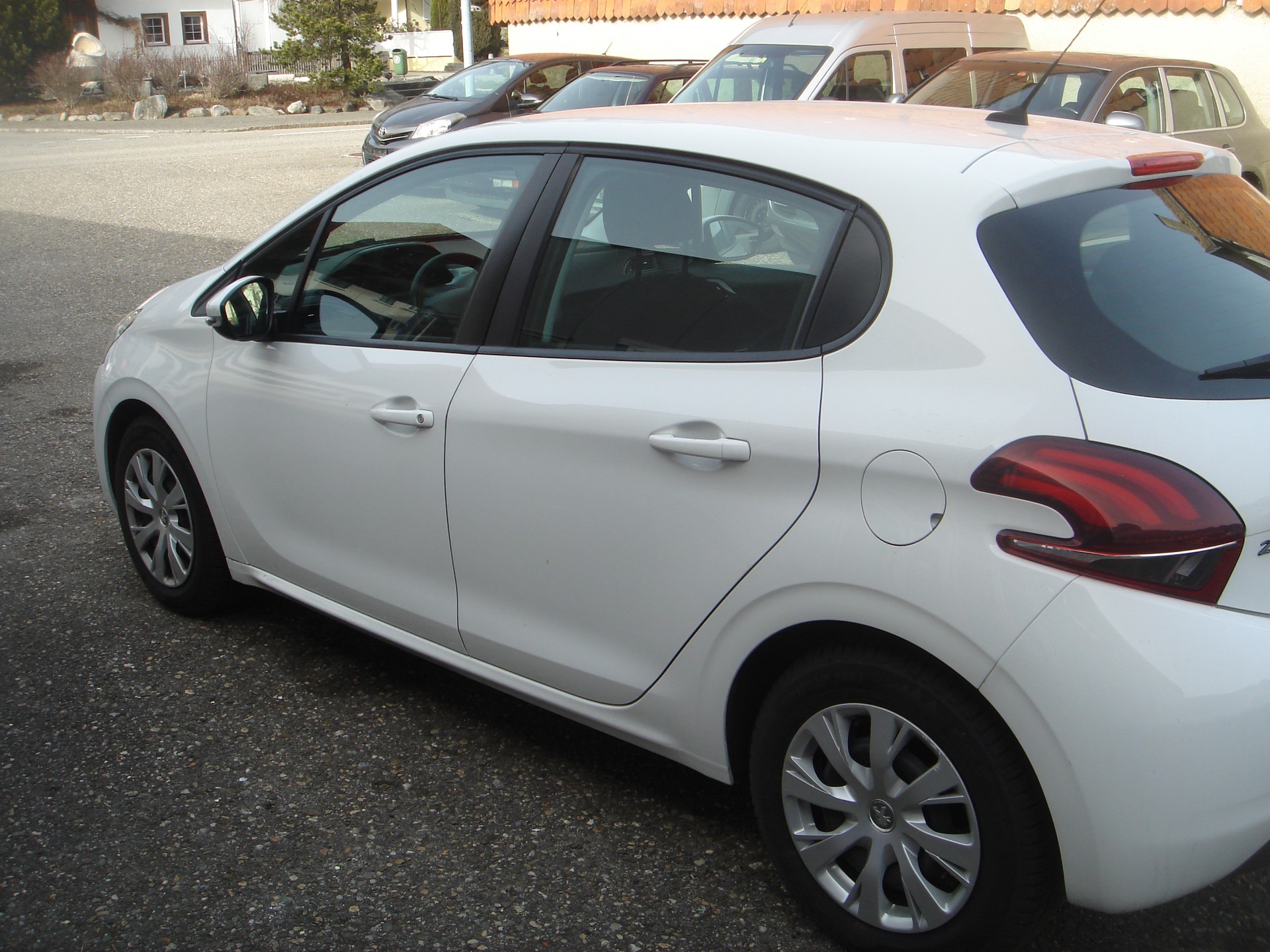 PEUGEOT 208 1.2 PureTech Active-image-3