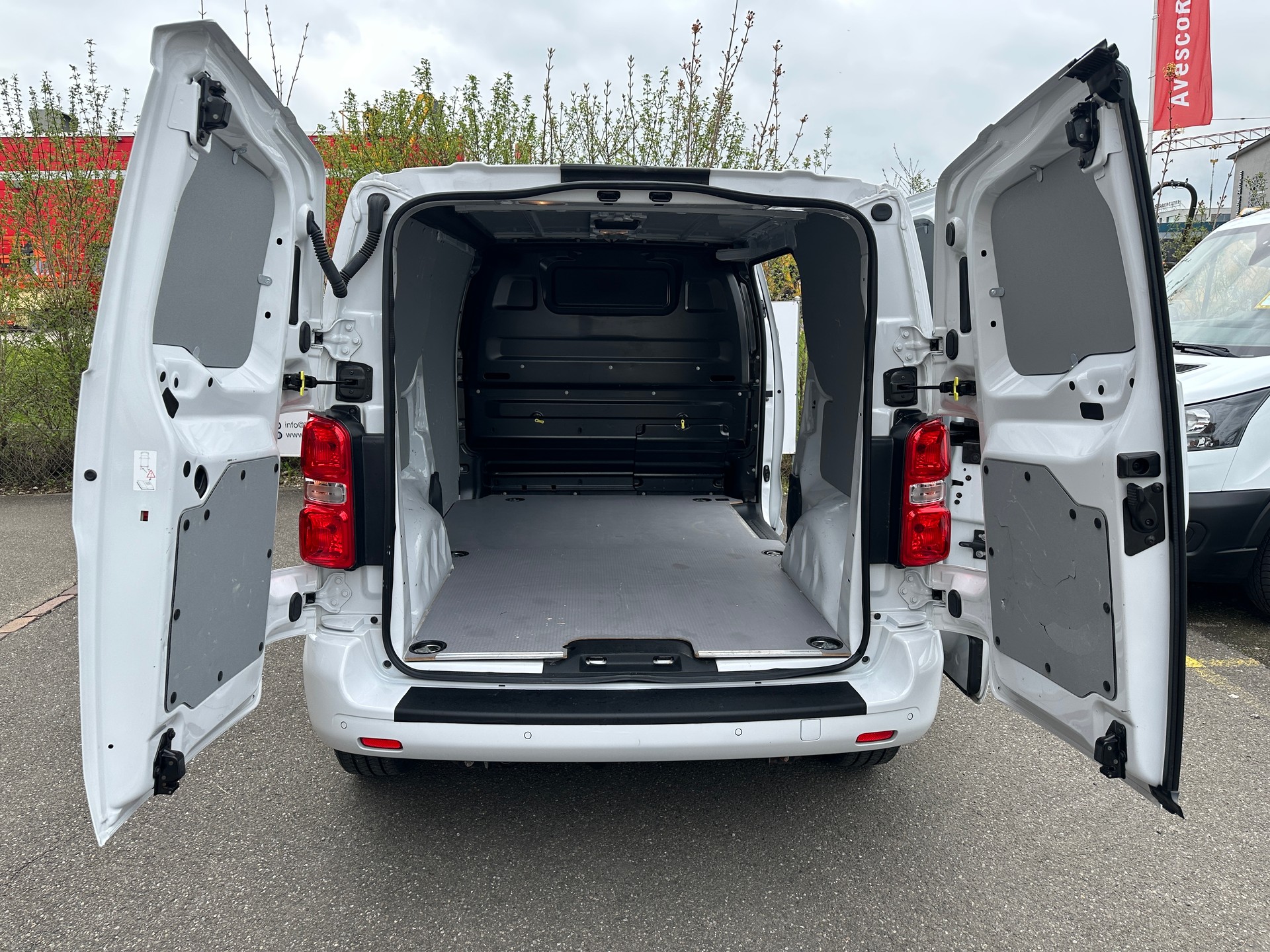 PEUGEOT Expert 2.0 BlueHDi 145 S&S Long EAT8-image-15