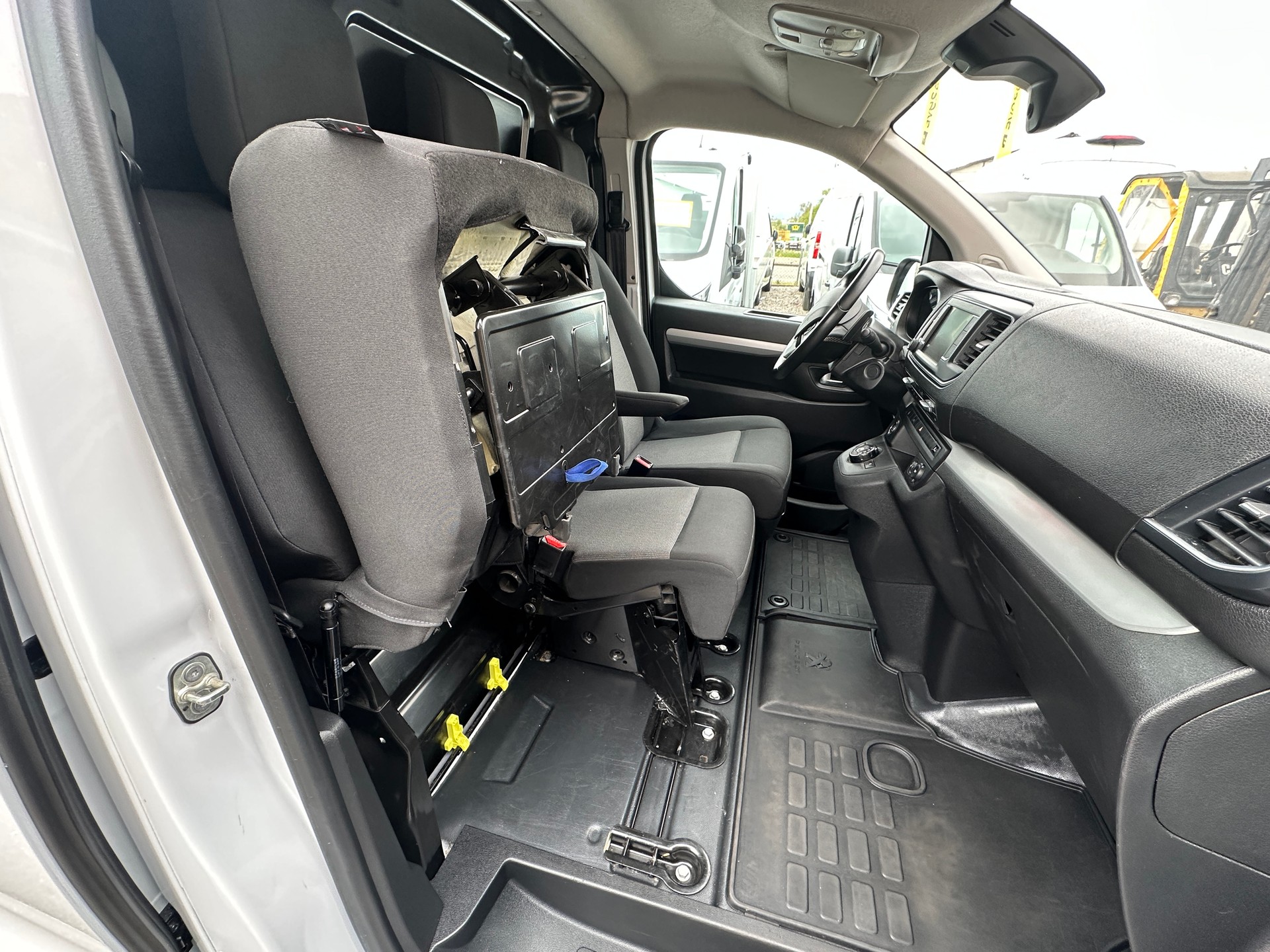 PEUGEOT Expert 2.0 BlueHDi 145 S&S Long EAT8-image-12