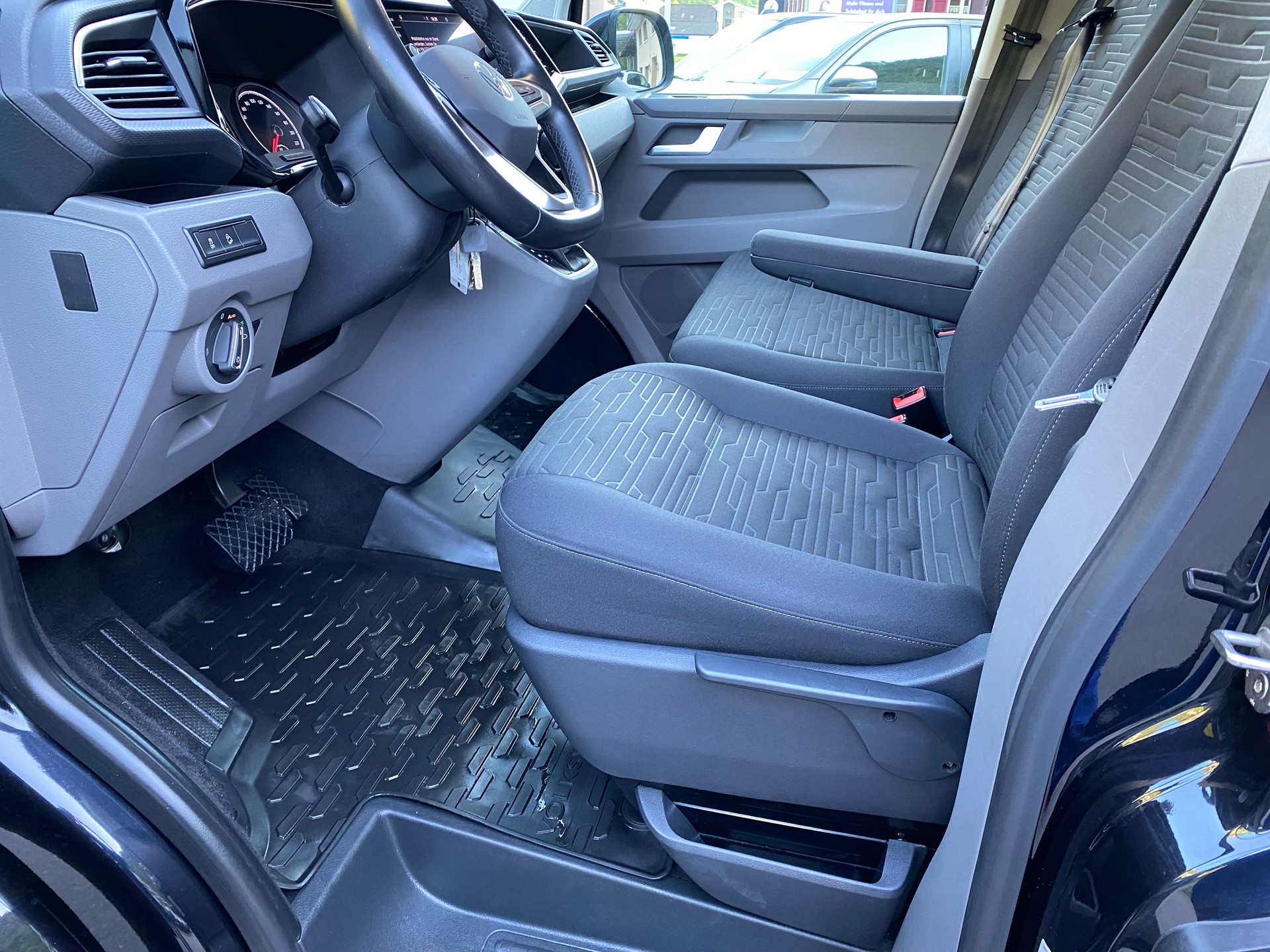 VW T6.1 2.0 TDI 4Motion DSG Caravelle Comfortline-image-2