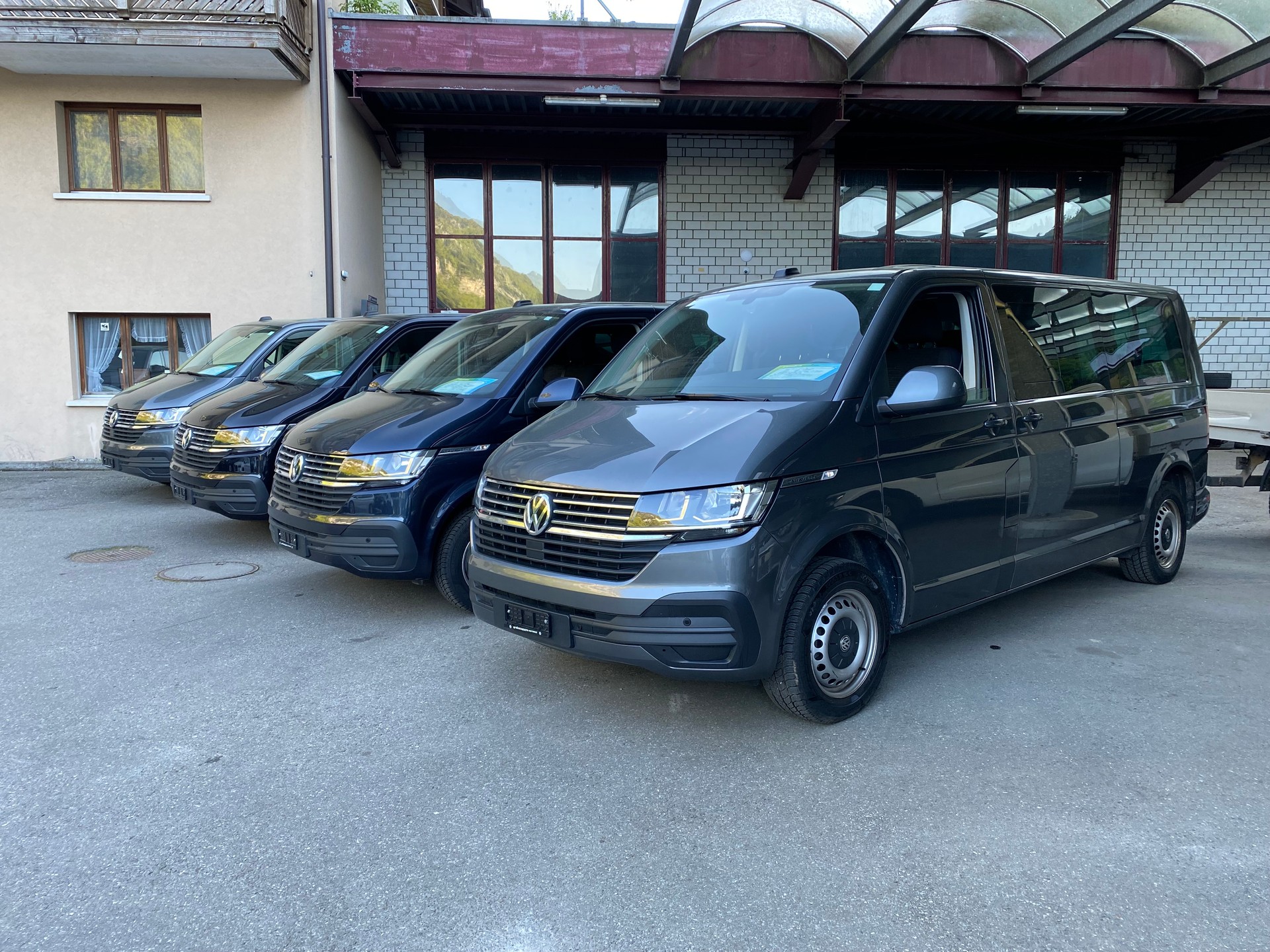 VW T6.1 2.0 TDI 4Motion DSG Caravelle Comfortline-image-1
