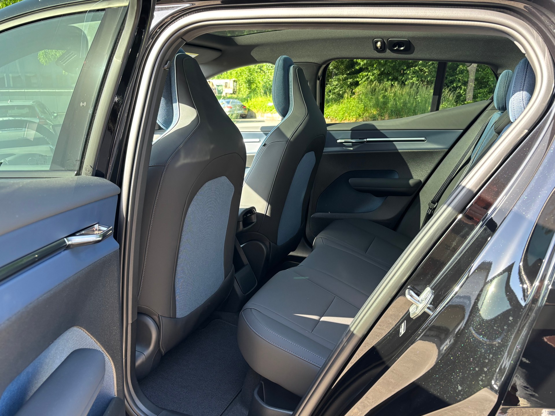 VOLVO EX30 E60 Twin Ultra Performance Sw. Black Ed. AWD-image-11